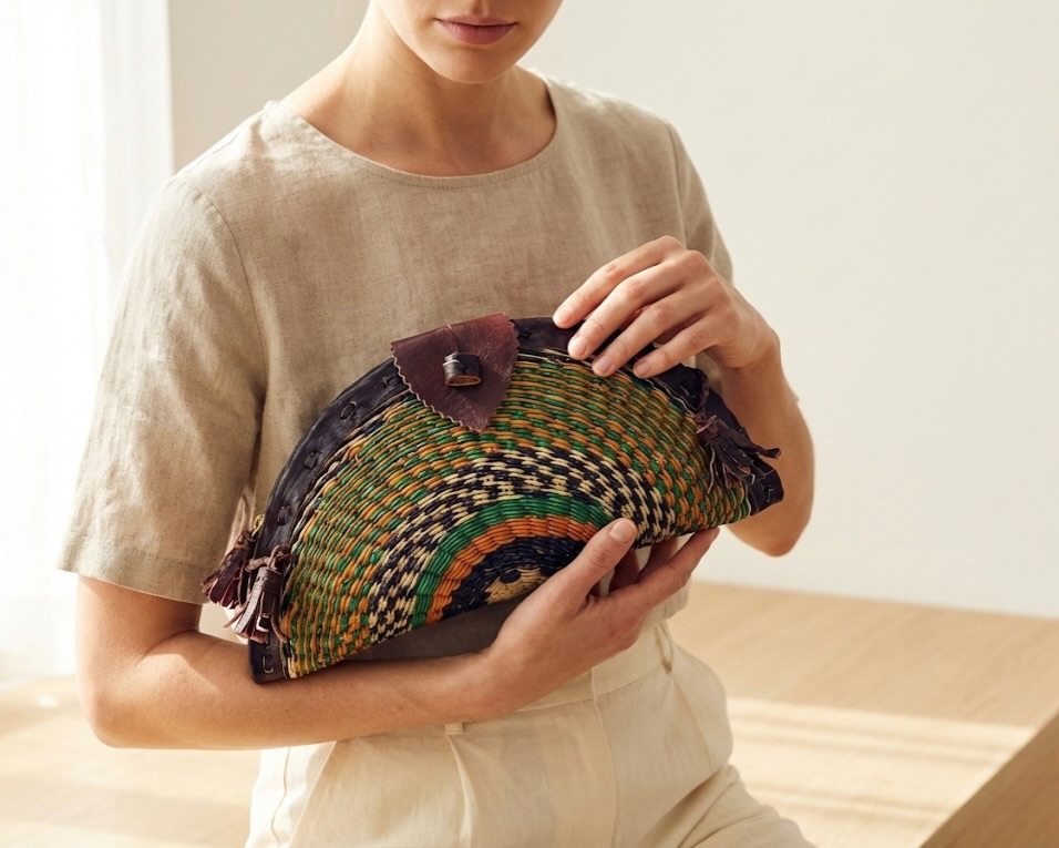 ✨ New on Etsy | One-of-a-Kind Crossbody ✨
This handwoven green crossbody is designed to be worn or carried — effortless, versatile, and timeless.
Though styled as a clutch here, it features a crossbody strap so you can go hands-free when you want and chic when you don’t.
🌿 Handwoven with care
👜 Lightweight but structured
✨ Everyday wear with elevated detail
⚠️ Only one available — no restocks
Available now in our Etsy shop.
👉 Bagtastic Basket Co (link in bio)
#BagtasticBasketCo #CrossbodyBag #HandwovenBag #AfricanDesign #ArtisanMade SlowFashion EtsyNew OneOfAKind