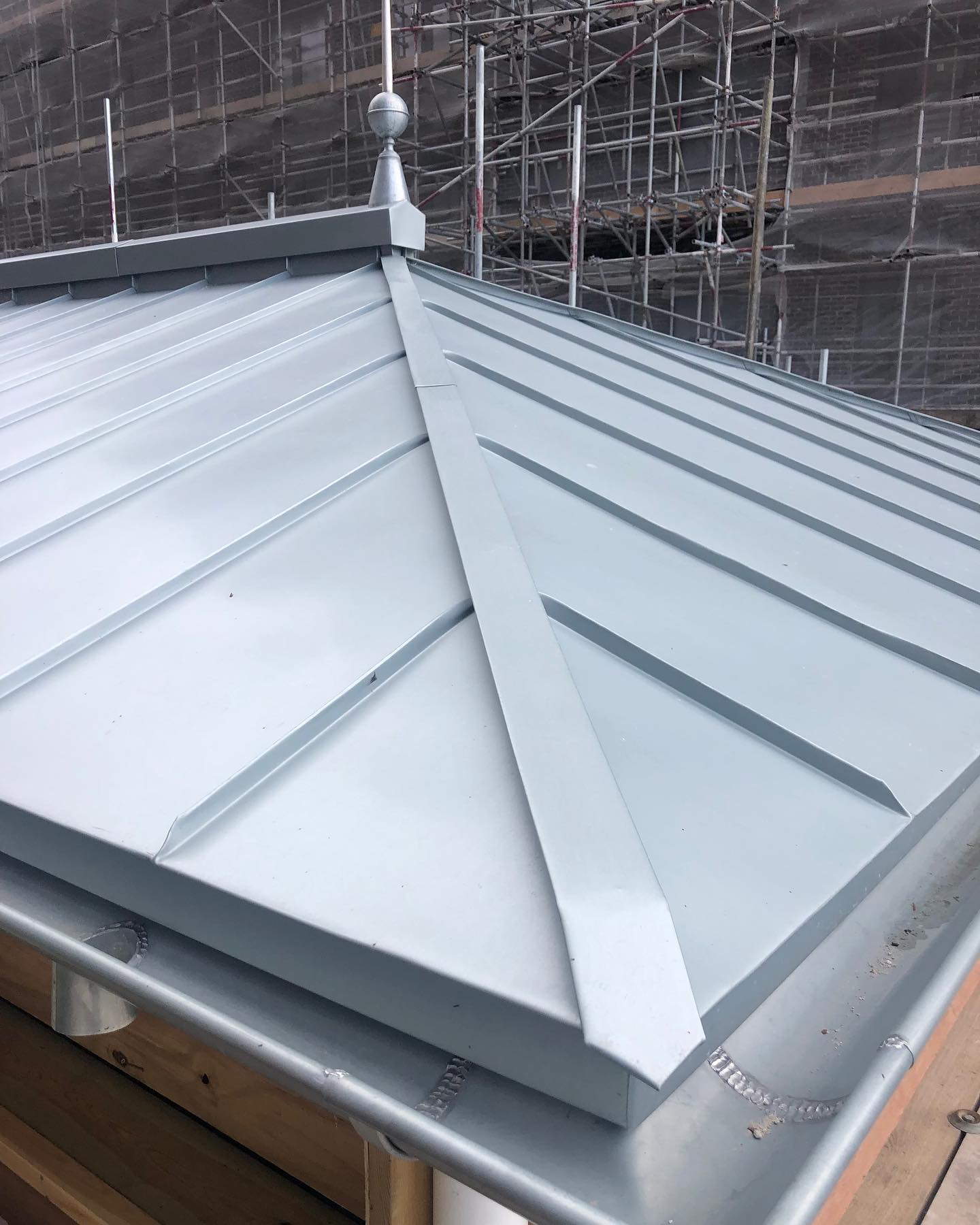Here is a look at the FA Clubhouse in Wembley, using Rheinzink Blue/Grey standing seam with zinc finial.
@rheinzink_international
#Roofing #MetalRoofing #AMR #Construction #FA #Wembley #Zinc #Rheinzink #Zinc #London #Standingseam #OrnamentalZinc #ZincGutters #Finial #HardMetal