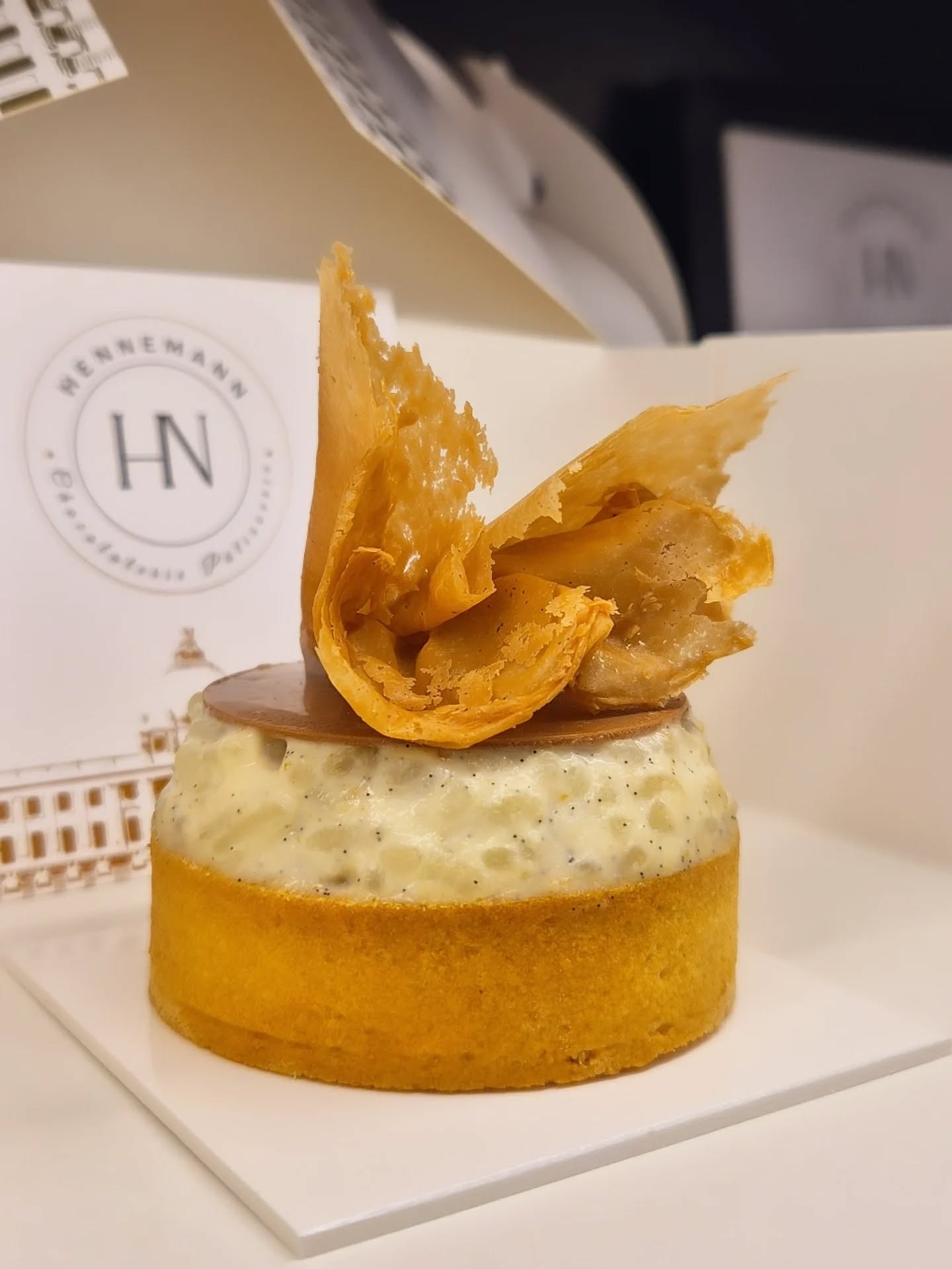 ✨ La Tartelette Riz au Lait et Caramel ✨
...Fermez les yeux et laissez-vous transporter.
Notre tartelette Riz au Lait et Caramel évoque les doux souvenirs d’enfance : l’odeur du riz au lait chaud, la tendresse d’un dessert réconfortant préparé avec amour.
🥧 Une base croustillante, légère et raffinée
🌸 Un riz au lait onctueux, parfumé à la vanille de Tahiti.
🍯 En son cœur, une confiture de lait fondante au caramel, profonde et délicieusement gourmande
Un dessert intemporel, élégant et régressif, qui invite à savourer chaque instant avec gourmandise.
📍 Disponible en boutique au Grand Hôtel-Dieu.
#patisserie #lyonfoodies #dessert #artisan #nicolashennemann
