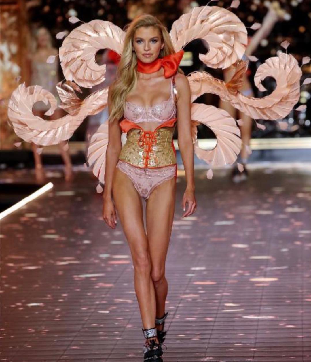 Always an honor spray tanning @stellamaxwell especially for @victoriassecret fashion show. #vsfs2018 #annaspraytanner #nycspraytan #celebritytan #victoriassecret #sunkissed