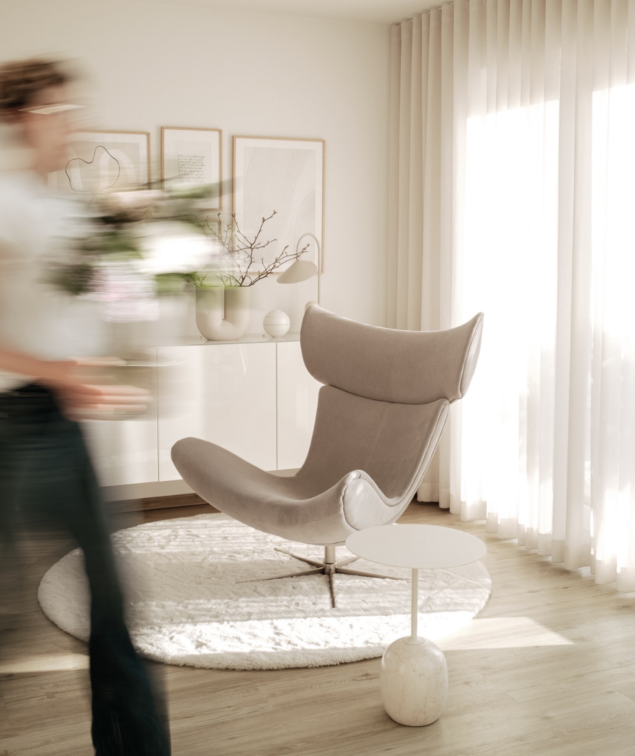 Ästhetik ist für mich nichts,
was ich „mache“.
Sie ist etwas, das mich begleitet.
In der Art, wie ich wahrnehme.
Ich brauche keine Inszenierung,
um sie zu fühlen.
Sie zeigt sich im Vorbeigehen. Im Ungeplanten.
In Momenten, die nicht festhalten wollen, sondern einfach da sind.
Vielleicht ist genau das
der Kern meiner Arbeit.
Dass Bilder nicht laut sein müssen.
Dass sie nicht erklären.
Sondern etwas spürbar machen dürfen.
So lebe ich Ästhetik.
Und so fotografiere ich auch.
📷
Ich bin Vicky – Interior & Brand Fotografin.
Meine Bilder zeigen nicht nur Räume oder Portraits, sondern die Wirkung dahinter: Persönlichkeit, Designprozess und das Gefühl, das deine Marke ausmacht. Ich entwickle Bildwelten, die für dich sprechen, noch bevor du überhaupt ein Wort sagst.