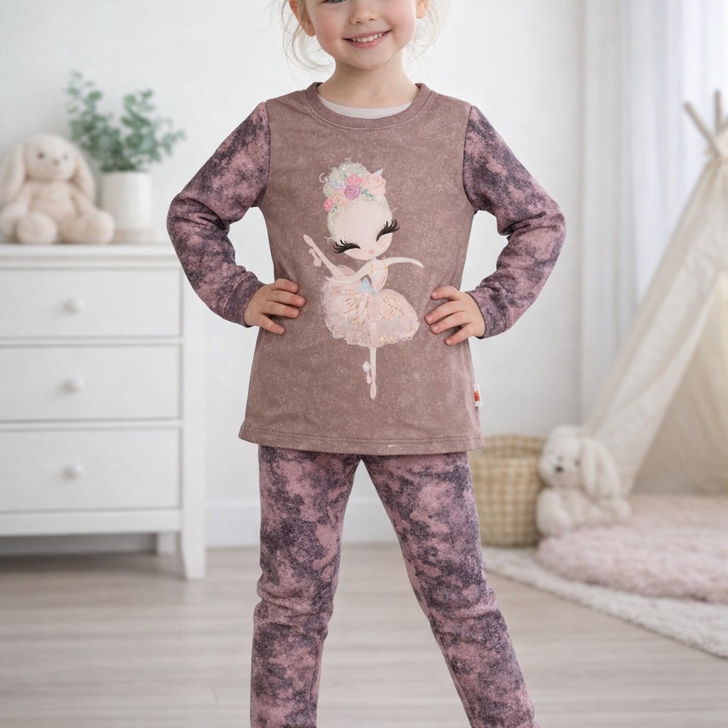 Käsityönä valmistettu lastenvaatesetti, koko 92. Materiaali: ÖKO-TEX-sertifioitu collegetrikoo (french terry).”
#käsityö#ompelu#lastenvaateompelu#lastenvaate#lahjaidea#ökotex#tilaustyöt