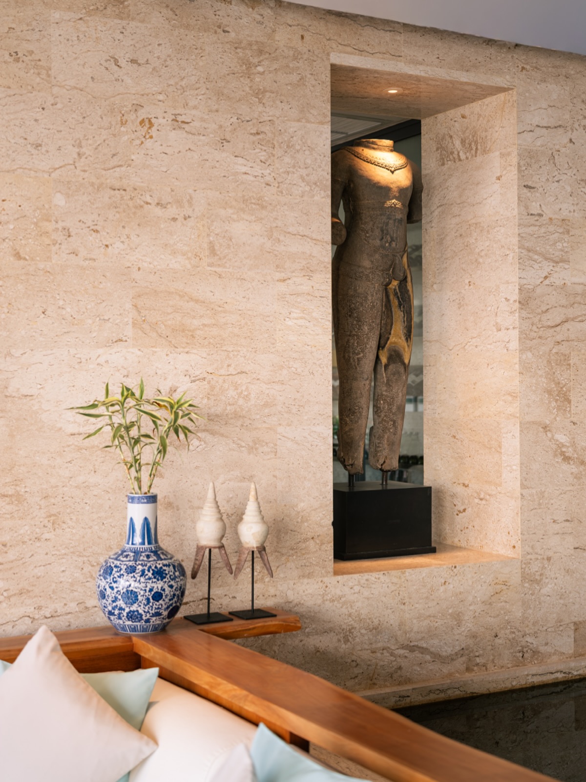 Ancient forms, contemporary calm.
Maya Anda Villa
#bluesiam #bluesiamvillas #phuketvilla #surinbeach #phuket