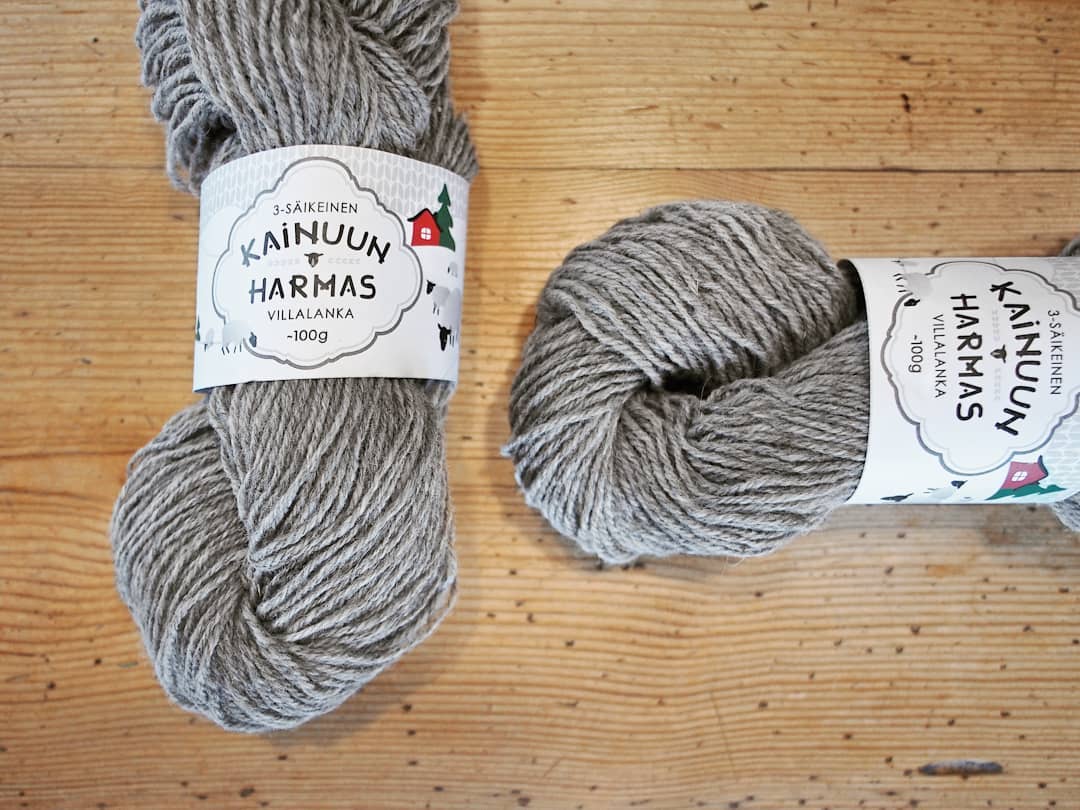 Our Kainuu grey wool yarn, natural tone, made in Finland😊🐑 #woolyarn #knitting #diy #madeinfinland #puustilascenicfarm #sheepfarm #wool #kainuunharmas #kainuugrey #villalanka #valmistettusuomessa #limitededition #localproduct