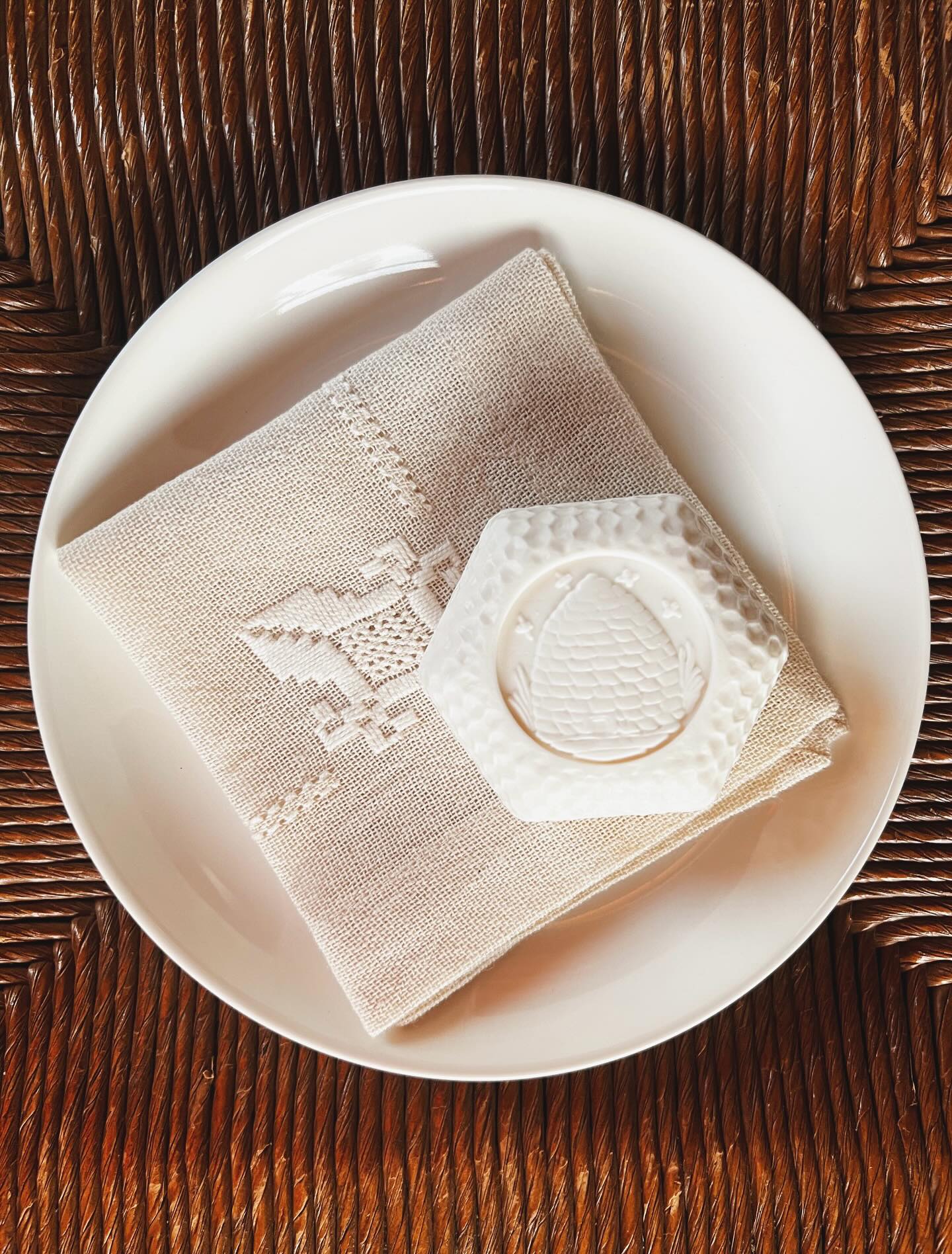 Sweet, simple layers.
🐝