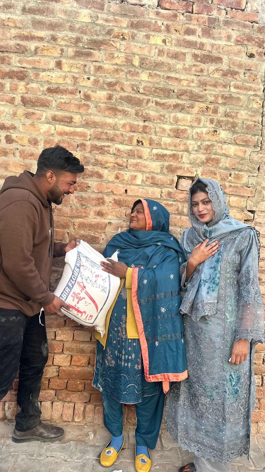 Our Christmas fundraiser blessed us more than we could imagine so we gave back by blessing the widows with flour bags. ❤️
Thank YOU!
GOD IS GOOD! 🙌
#widows #blessing #ministry #jesus #god