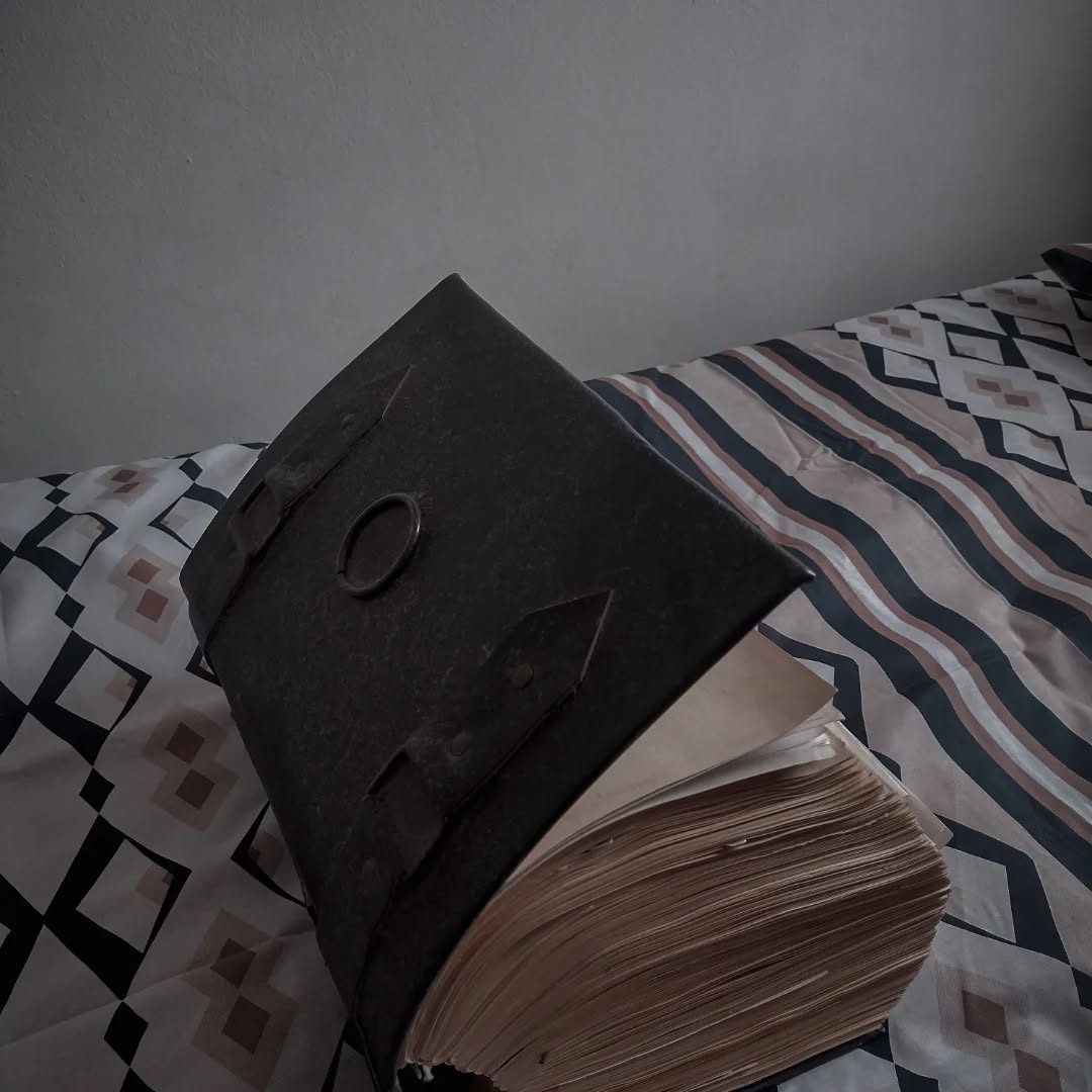 Hoje eu peguei o meu livro, um livro que eu encomendei da @compartilhagem e notei o tanto de coisas que escrevi através de meus estudos, vivência, criação e aprendizado durante esse longo Caminho Torto que é a Bruxaria e a Velha Fé. Cada um tem o seu caminho e a sua maneira única do seu Ofício e isso teve um grande retalho que é a bruxaria.
.
Ao longo de meus anos ingresso em caminhos de magia e religiões que busca o entendimento dos poderes do céu e da terra, notei que o conhecimento nunca acaba e devemos sempre buscar a "sabedoria", e foi isso que fez eu ser um colecionador de encantos e ritos principalmente aqueles das Ilhas Britânicas que expresso um grande amor e adoração a sua maneira espiritual e feiticeira.
.
Passa anos e anos , estou no caminho trilhando com os Mortos Amigos e fiel companhia do Velho que sempre está comigo. É sobre esse pertencimento que desejo falar pois quando pertencemos a uma Raça, sabemos que de alguma forma isso está entrelaçado nas células do espírito como uma Marca de Registro, algo registrado que faz parte do meu DNA espiritual.
.
Eu posso afastar do caminho, mas o caminho nunca se afastou de min, de algum jeito o caminho está ali guiando e orientando a minha Arte e isso mostra o quão sou feliz por ter o meu estilo de bruxaria.
.
Uma vez o Velho disse.
" De alguma maneira, quem pertence a min sempre enxergará a Chama seja dentro ou fora do caminho."
.
Alimente o fogo interno, o fogo da bruxa que acendeu o seu espírito no momento da sua consagração na Arte.
.
C.M
#bruxariatradicional #tradwitch #devilwitch #traditionalwitchcraft