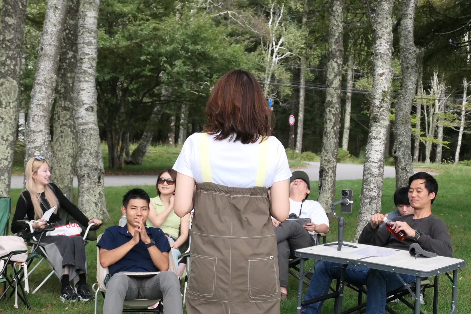 残り5枠となりました!🙇
コミュニティハウスだけではなく、もっと色々な同世代と”本音”で話す場所を創りたい。
そんな想いで生まれた月1回開催イベント「NOW」も次(1月19日)で、19回目になりました!
今までの参加者もおかげさまで60名を超えました。
ここにくる方は、決して意識が高いとかそんな方々ではありません。
真剣に自分の今と過去と未来と向き合って、勇気を持って話す方が大半です。
なぜわざわざイベントに足を運ぶのか毎回聞くのですが、
「一歩踏み出してみたかった」「このままではいけないと思っている」「頑張ってる同世代から刺激を貰いたい」など
共通して”変化”を求めています。
人には、就活や転職、起業などそれぞれ変わりたいタイミングがあります。
僕は就活ではじめて自分の人生を考えて、悩んで、絶望した経験があります。
その時一歩踏み出せたから、理想とする”仲間たち”に出会えた環境のおかげで、今があります。
自分一人では、夢なんてできなかったし、自分らしく生きることが幸せだと気づけませんでした。
まだまだ夢の途中ではありますが、毎回イベントではじめましての方にも聞いてもらって
今までに聞かれなかった質問が来たりして、考えさせられることがたくさんあります。
NOWでは、利害関係がない仲間だからこそ話せる”本音”があって、誰も否定もしないしむしろ応援してくれる方々がいるあたたかいコミュニティです。
もしイベントに興味がある、話を聞いてみたいなどいらっしゃいましたらDMください。
『詳細』
日時:1月19日(月)19:00受付 19:30開始
場所:DOJO
〒569-1123 大阪府高槻市芥川町2丁目9−17
持ち物:ちょっとした差し入れ(お菓子、ジュース、軽食などが多いです)