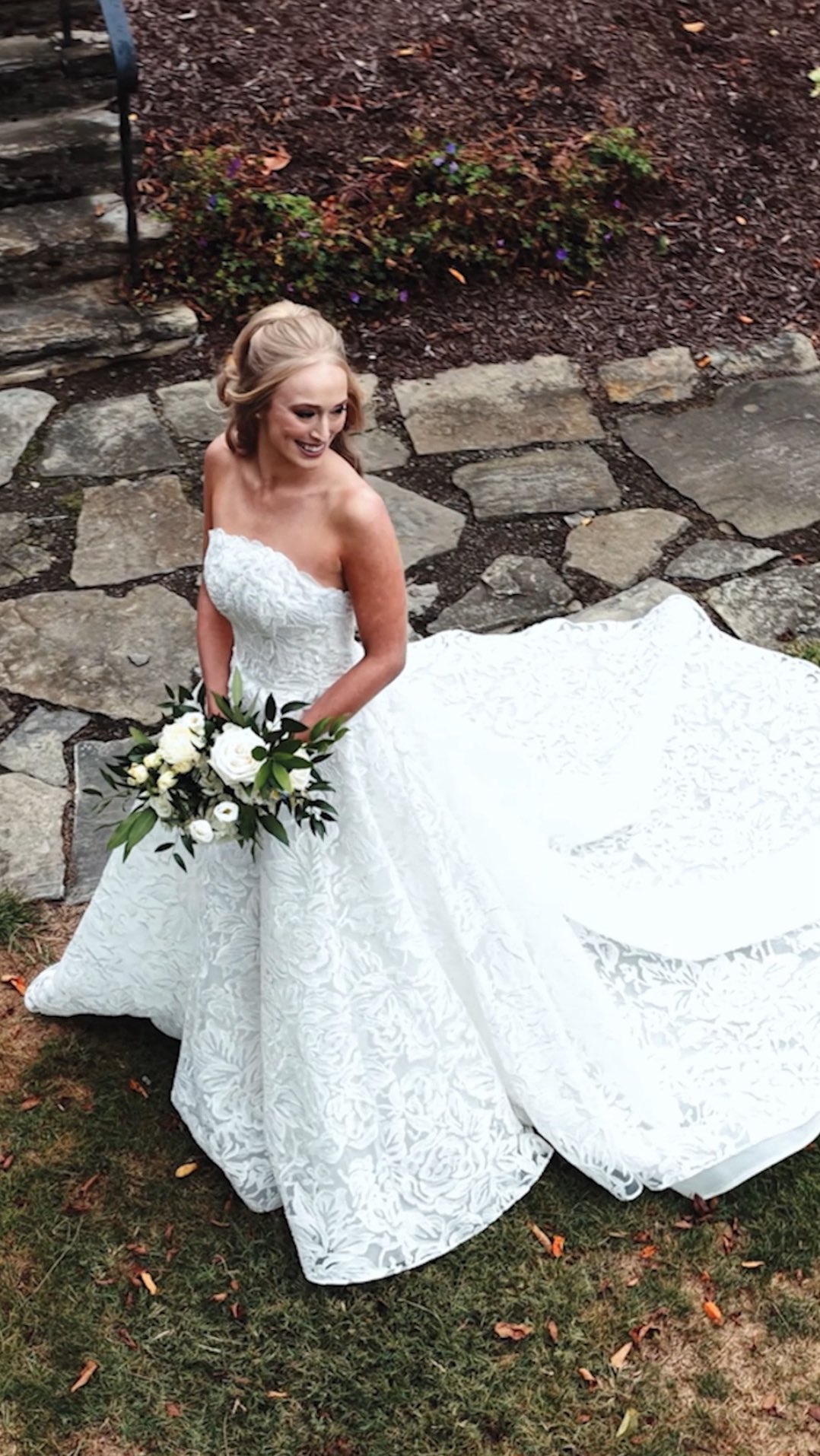 “The next chapter is going to be great. You’re lucky.”
This moment 🥹🥹 the sweetest speech, reveal, and conversation. Her groom gifted her a KITTEN for her wedding and her dad knew exactly how meaningful that is to her and how much she is loved by her husband.
What a gift to know your baby girl is in such caring hands. 💛