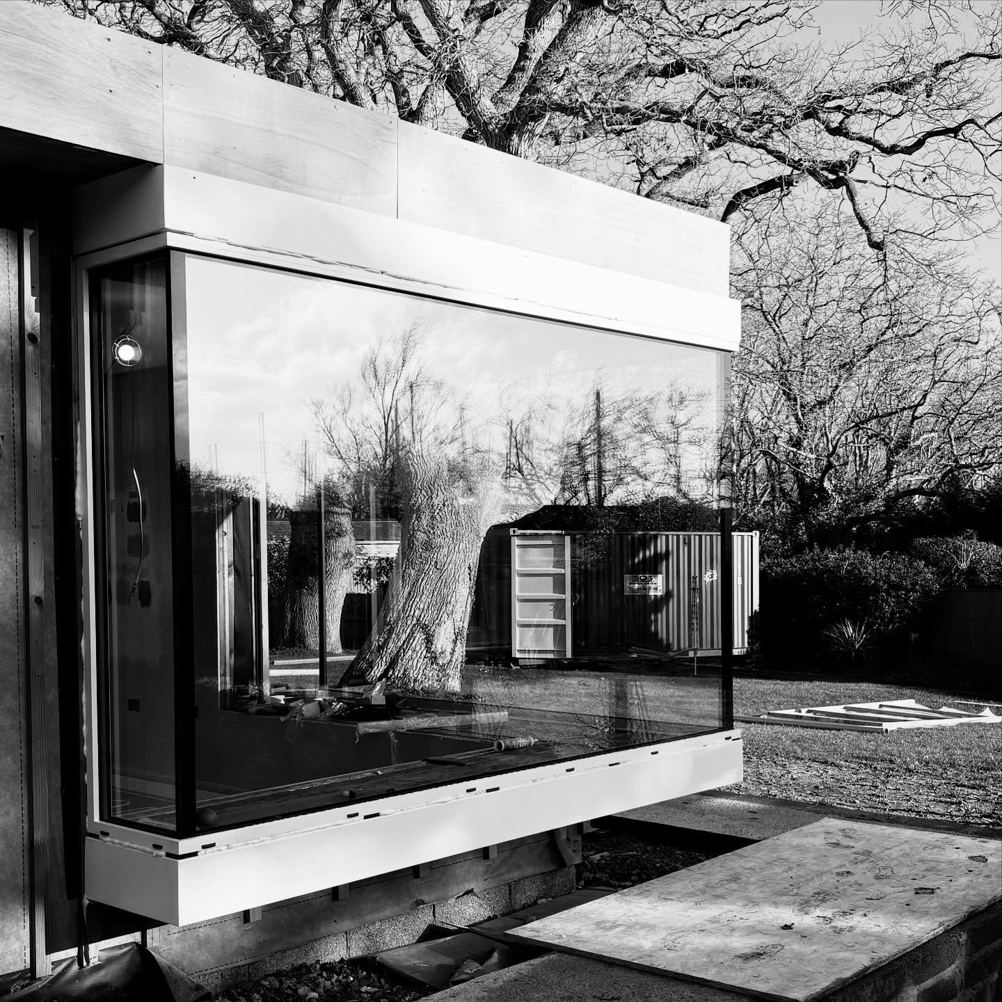_ a r o o m w i t h a v i e w . . .
. . . and what a magnificent one it is 🤩 The frameless corner oriel at our Project New England is finally in, perfectly framing the dominating oak and blurring the line between inside and out . . . exactly as intended.
Moments like these make the long process completely worth it.
Architect | @studio_eed
Glazing | @glidelineuk
#designsbystudioeed #contemporaryarchitecture #residentialarchitecture #newforest #lymington