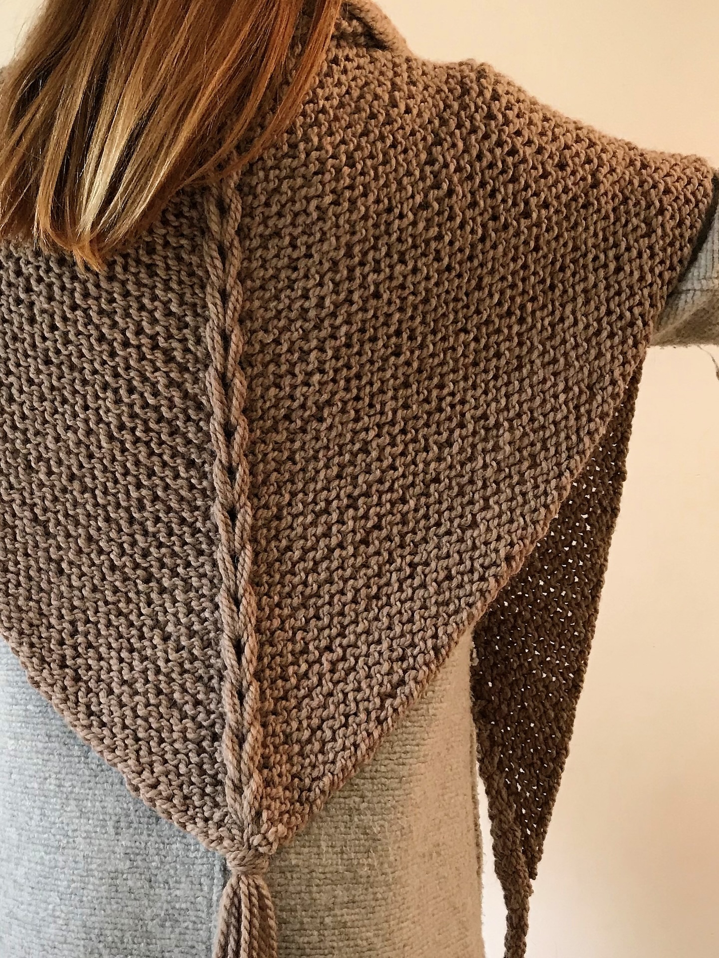Cape TONIA
Ein Cape für jede Jahreszeit - im Winter zum Einhüllen, im Frühling über die leichte Jacke oder im Sommer und Herbst für kätere Abende.
Das Dreiecktuch ist die kleinere Variante des Capes und wird wie ein Schal getragen - das Zopfdetail vorne.
Anleitung erhältlich unter www.nie.ch (link in bio)
#anleitung #diy #capetonia #nieknitwear #slowfashion