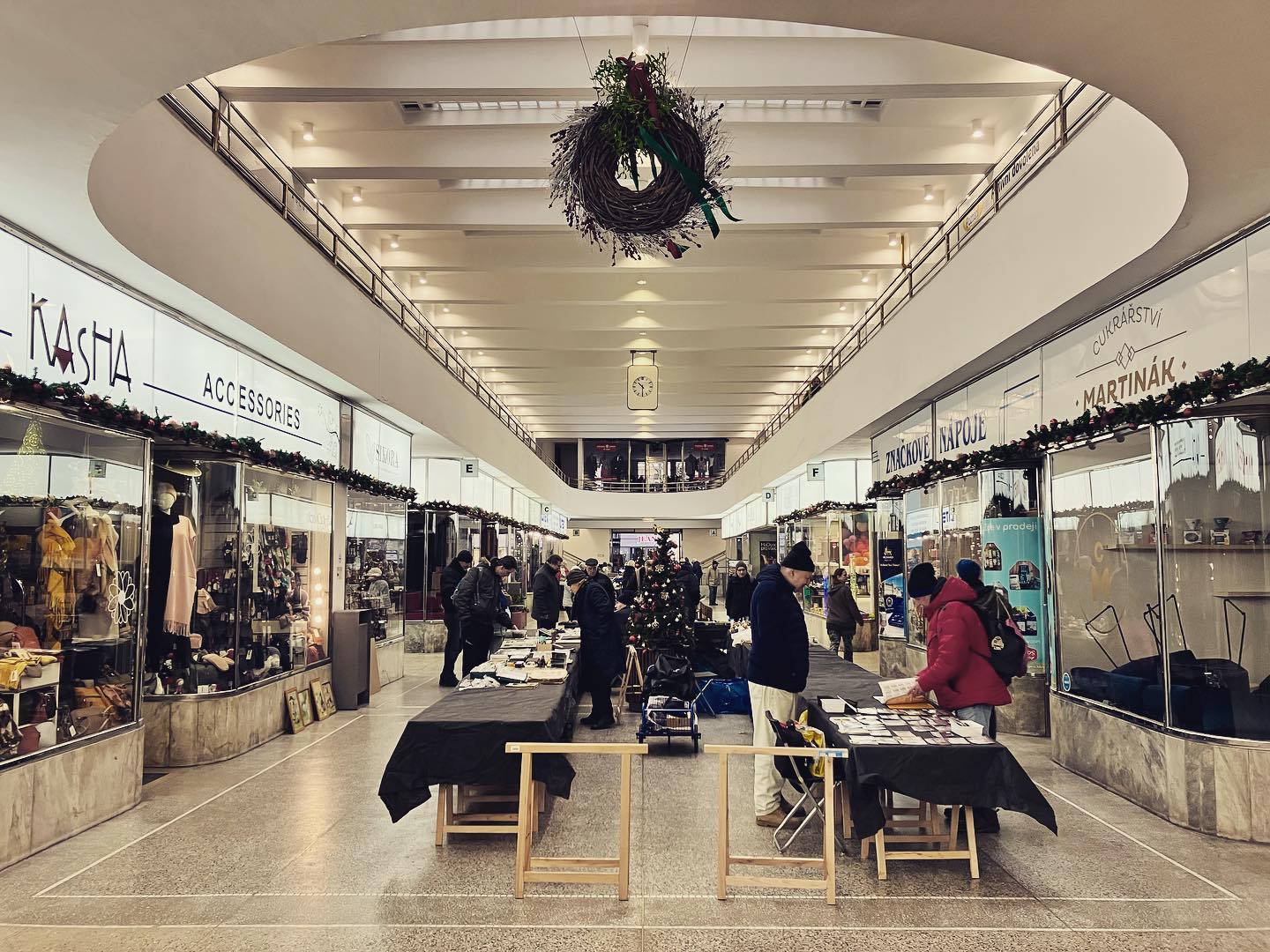 Alfa-Passage - funktionalistische Passage von Bohuslav Fuchs in Brno mit unverwechselbare Atmosphäre der ersten Republik
#funkcionalismus #bauhausstil #functionalism #bohuslavfuchs #architektur #architecture #architektura #brno #brünn #frantisekhrdina #flohmarkt #fleamarket #alfapasaz
#travel #ausflugstipp #reisen