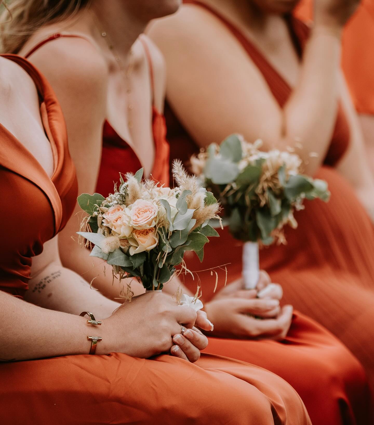 Des nuances terracotta, des fleurs délicates et surtout… des moments partagés qui resteront gravés 🤍
L’amour se vit aussi entouré des bonnes personnes.
#teamdemoiselles #mariageboheme #instantsprecieux #detailsquicomptent #weddingvibes