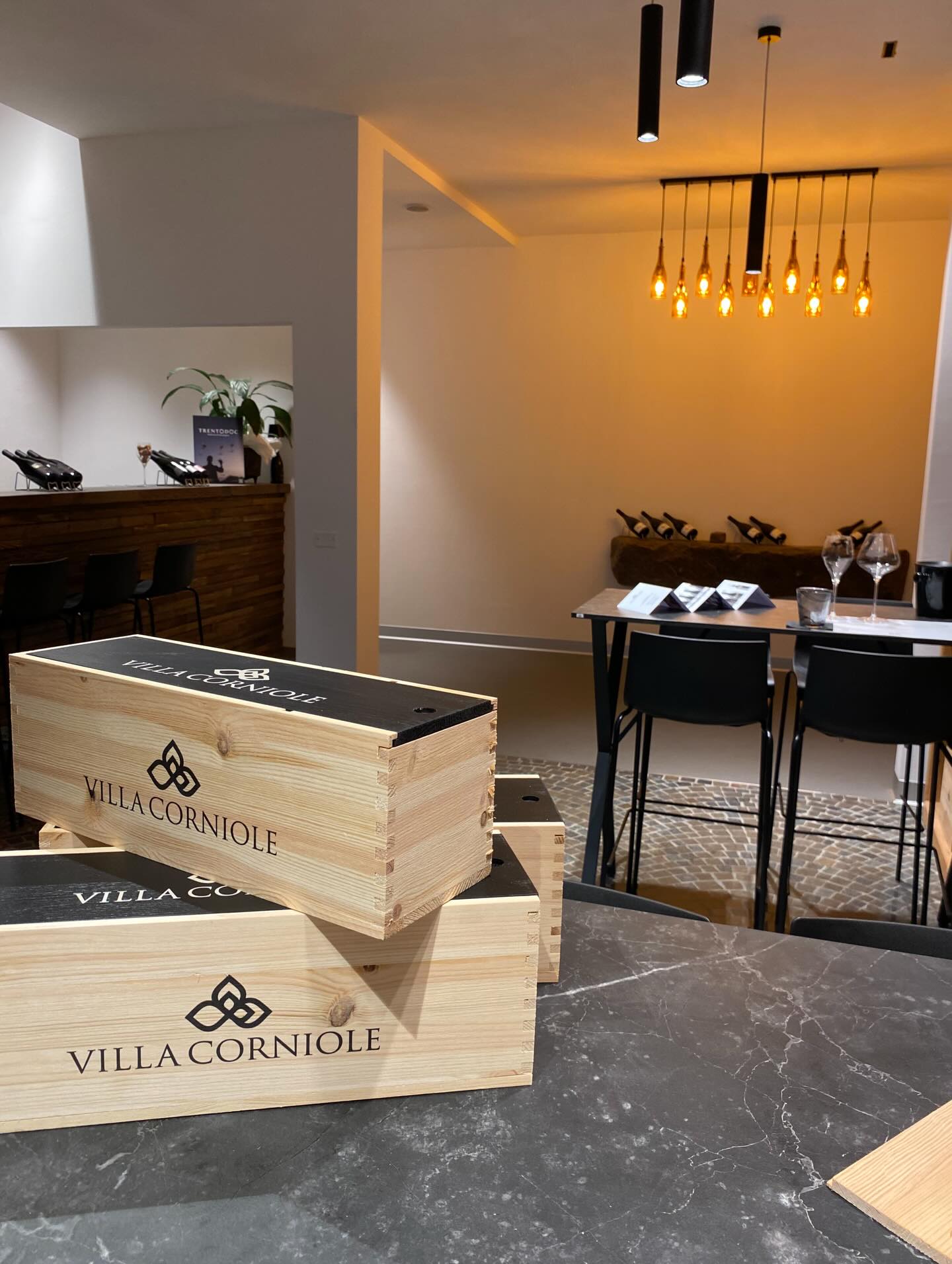 Uno spazio pensato per accogliere, raccontare e consigliare: qui trovi una selezione curata dei nostri vini, suggerimenti personalizzati in base ai tuoi gusti e la possibilità di assaggi veloci per orientarti nella scelta.
Un luogo intimo, essenziale ed elegante, dove il #vino è protagonista e l’esperienza è su misura. Passa a trovarci in #Vinoteca dal lunedì al sabato.
👉 Per scoprire orari e modalità di visita della vinoteca, approfondisci sul nostro sito.
👉 Per visite guidate in cantina, degustazioni complete e percorsi esperienziali, visita invece la sezione Accoglienza.