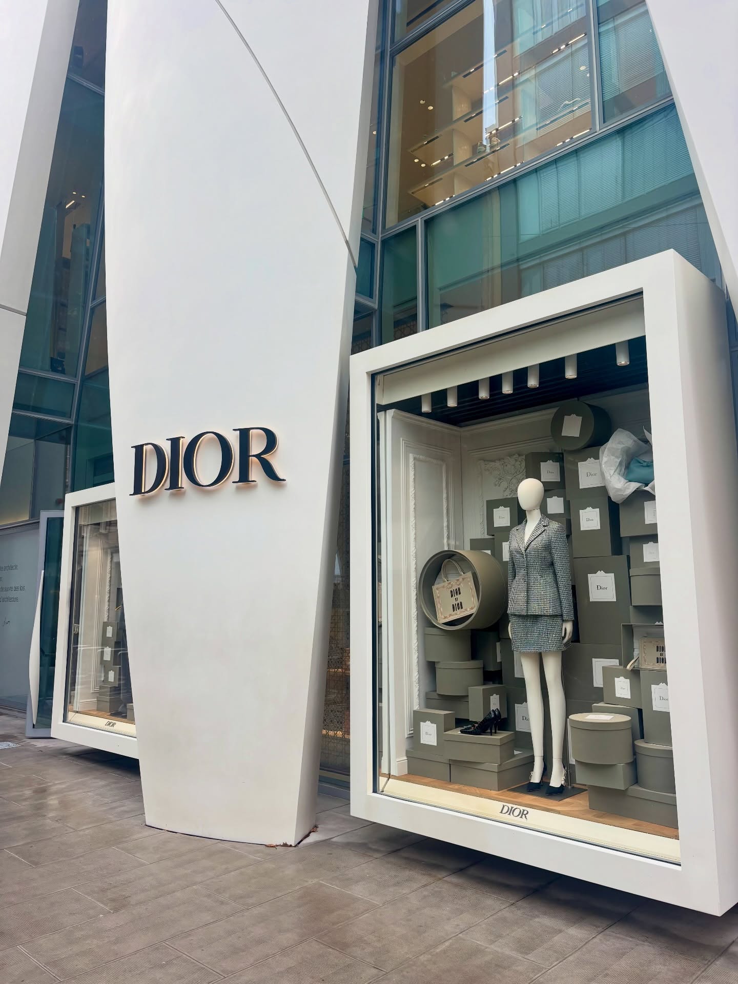Dior Geneva 2024: a flower in the city, sculpted by Pritzker‑winning architect Christian de Portzamparc.
This flagship transforms rue du Rhône into a living canvas of couture and light.
A bold new landmark where architecture and fashion bloom together.