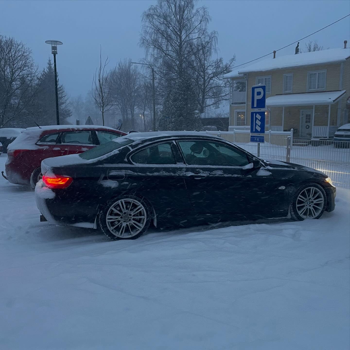 Aamupäivän tilanne. Erittäin liukas lumi tien pinnassa. Pitäkää autonne radalla. -7 C