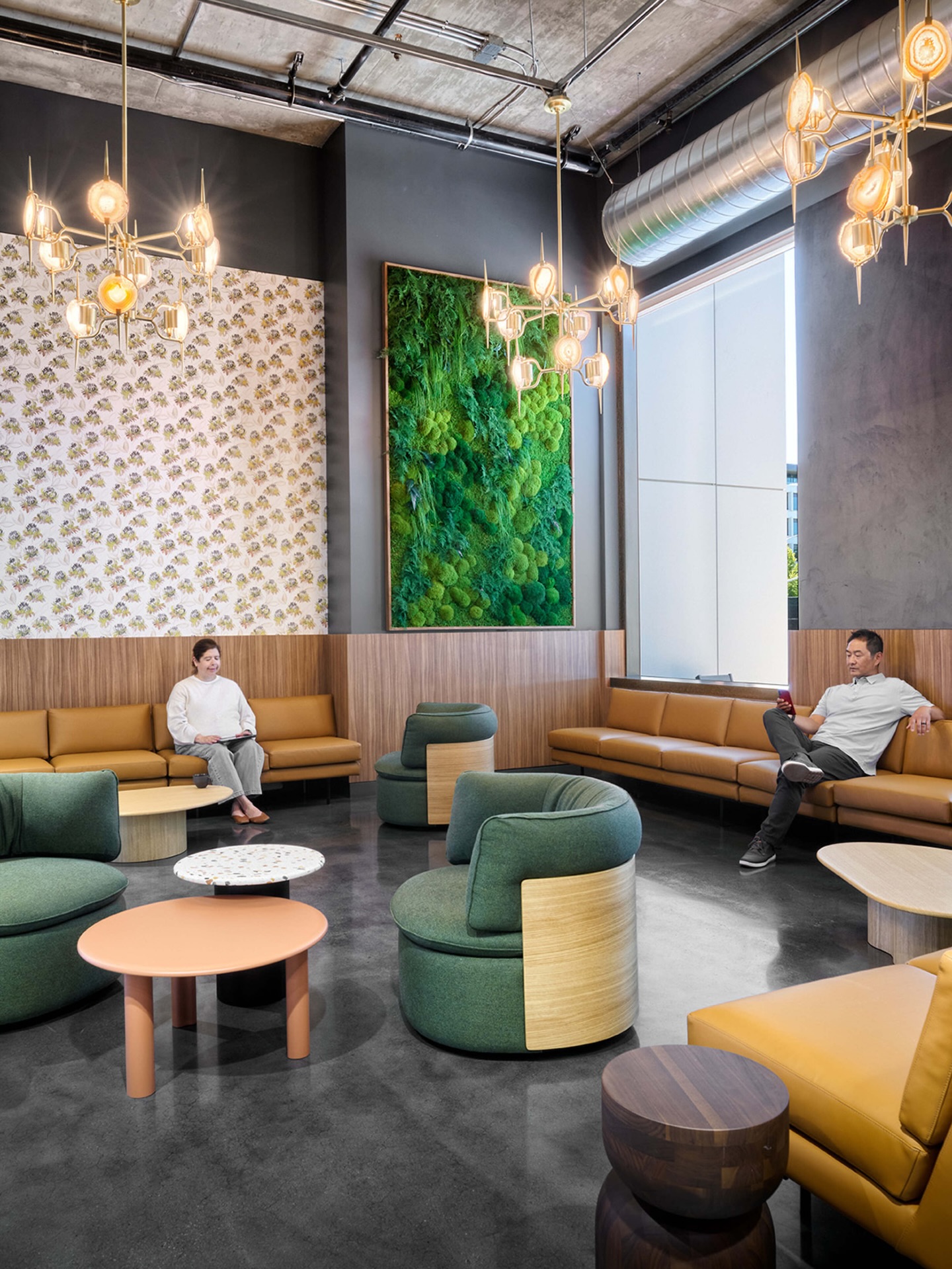 What happens when hospitality meets workplace innovation?
Introducing Santana West Café—a hidden gem in the heart of Santana Row (and, spoiler alert, the location of Pivot’s newest showroom coming later this year!).
Designed for flexibility, creativity, and connection, this space is more than a café—it’s a hub for collaboration and community.
Pivot worked with Federal Realty Investment Trust and AP+I Design to envision a space that encourages gathering, collaboration, and relaxation.
The result? An elevated environment that also functions as a welcoming destination for clients and partners.
Photography: @johnsuttonphotography