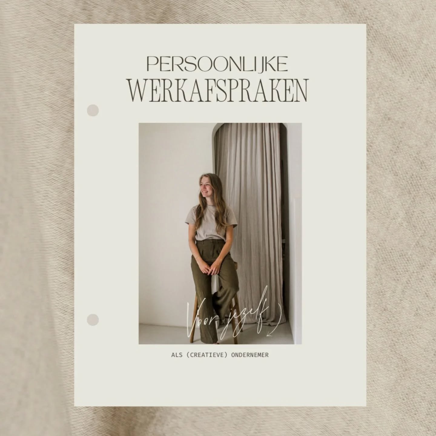 Gezond werken deel 2.
𝗘𝗶𝗴𝗲𝗻 𝘃𝗼𝗼𝗿𝘄𝗮𝗮𝗿𝗱𝗲𝗻.
💡 Algemene voorwaarden zijn nodig en belangrijk om te hebben als ondernemer. Ze beschermen je werk, je tijd en je energie. En toch merkte ik laatst iets op: als we het zo belangrijk vinden om grenzen vast te leggen voor onze klanten, waarom doen we dat dan niet voor onszelf?
Werk en privé lopen als ondernemer en creatieveling voortdurend door elkaar. Inspiratie stopt niet om vijf uur. Betrokkenheid voelt als een kracht, maar slaat ongemerkt om in overwerken. En voor je het weet, verschuift je grens steeds een beetje verder, totdat je niet meer weet waar hij eigenlijk lag.
📝 Daarom wil ik het anders doen. Mijn voornemen was om persoonlijke afspraken te maken, net zo serieus als algemene voorwaarden. Afspraken die ik opschrijf, uitprint en fysiek bij me houd. Iets tastbaars. Iets bindends. En om eindelijk te stoppen met onderhandelen met mijn eigen grenzen.
Mijn verlangen is niet om dit perfect te kunnen, maar om erin te trainen. Om mezelf serieus te nemen, ook op de momenten dat het moeilijk is. Door voorwaarden voor mezelf te formuleren, maak ik mijn grenzen concreet. Zo wordt het oefenen, en zo wordt het echt.
Ik deel er een paar met jullie.
Voel je vrij om er een aantal te ‘stelen’ voor je eigen persoonlijke voorwaarden.
👉 𝗪𝗲𝗹𝗸𝗲 𝘃𝗼𝗼𝗿𝘄𝗮𝗮𝗿𝗱𝗲𝗻 𝗵𝗲𝗯 𝗷𝗶𝗷 𝗻𝗼𝗱𝗶𝗴?
#grafischontwerp #gezondwerken #ondernemen #ontwerp #grenzen