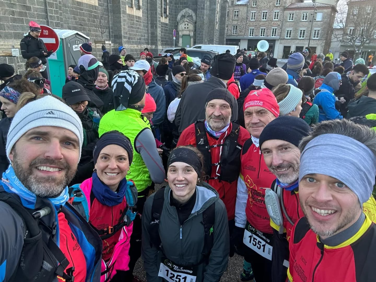 ❄️ - Hivernale des Coursières
Dimanche dernier lançait la saison 2026 des courses pour la team des Foulées avec l'hivernale du @traildescoursieres ☃️
Une belle équipe pour porter les couleurs de l'association sur les sentiers enneigé 🟡🔴
Sur le 16km
- Maeva • 1h45
- Delphine • 2h13
- Vincent • 1h32
- Christophe C. • 1h52
- Christophe G. • 2h01
- Paul-Antoine • 2h01
- Sergio • 2h13
Sur le 33km
- Capucine • 4h50
- Kevin • 3h08
- Xavier • 4h09
- David • 4h44
Bravo à tous et on se retrouve dimanche sur la Saint-Lo pour la suite 🔥
#traildescoursières #trailrunning #races #montsdulyonnais #courseapied