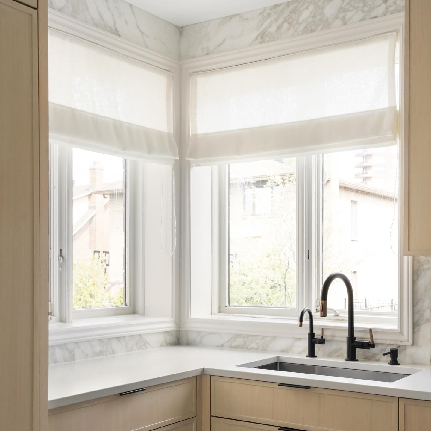 Flat Roman Shades framing this kitchen corner beautifully. Soft light, clean lines, and just enough warmth to let the marble and wood do their thing ༄
#MontrealDesign
#MontrealInteriors
#HomeDecorMontreal
#WindowTreatments
#KitchenInspo