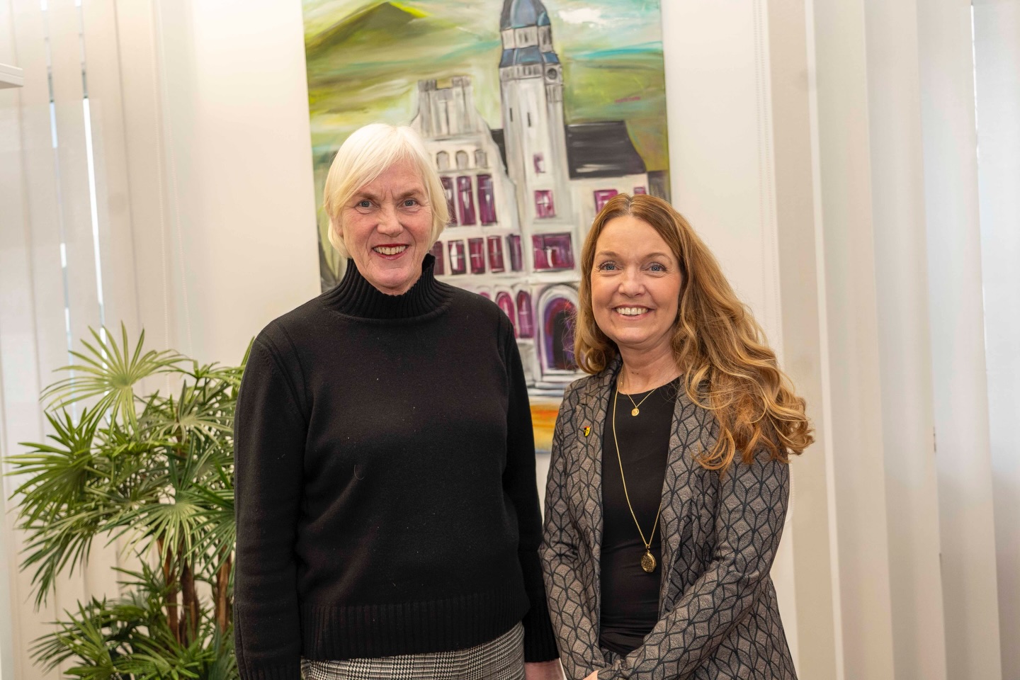 Antrittsbesuch in Gladbeck bei Bürgermeisterin Bettina Weist. 🤝
Bei meinem Besuch im Rathaus Gladbeck habe ich Bürgermeisterin @bettinaweist zu einem intensiven und konstruktiven Austausch getroffen. Im Fokus standen dabei im Gespräch vor allem die Themen Familie und Senioren, Kultur, Sport, Integration und die Reform des Kinderbildungsgesetzes (KiBiz).
Die geplante KiBiz-Reform wird ein wichtiger Schritt sein, um Familien zu entlasten und Kitas sowie pädagogische Fachkräfte nachhaltig zu stärken. Starke Familien sind der Schlüssel für eine gute Zukunft.
Ich danke Bürgermeisterin Bettina Weist ausdrücklich für den offenen, lösungsorientierten Austausch und freue mich auf die weitere vertrauensvolle Zusammenarbeit im Sinne Gladbecks.
Foto: Stadt Gladbeck