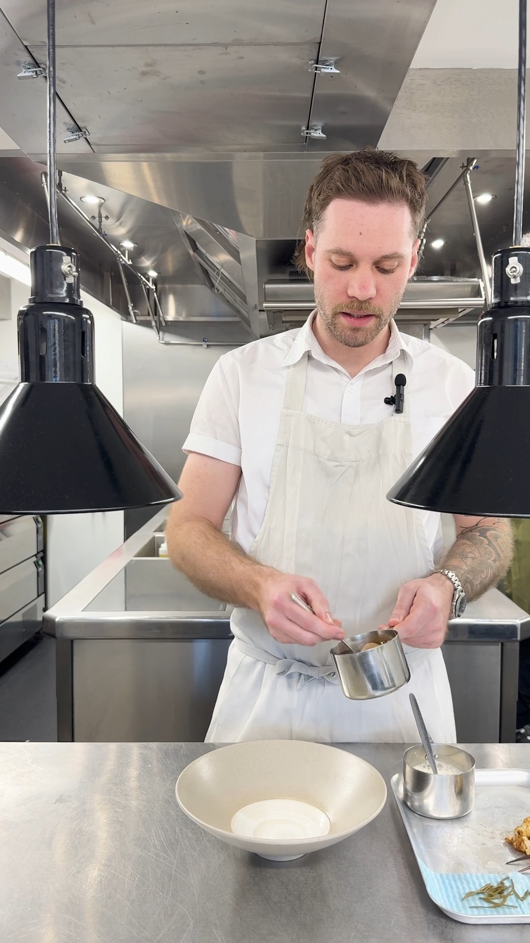 Grilled monkfish from @flyingfish525 is covered in vadouvan spices and served with caramelised cauliflower, pickled rock samphire from @bellowildfood, and a sauce made from roasted fish bones and mussels.
The sauce brings depth and saltiness to the dish.