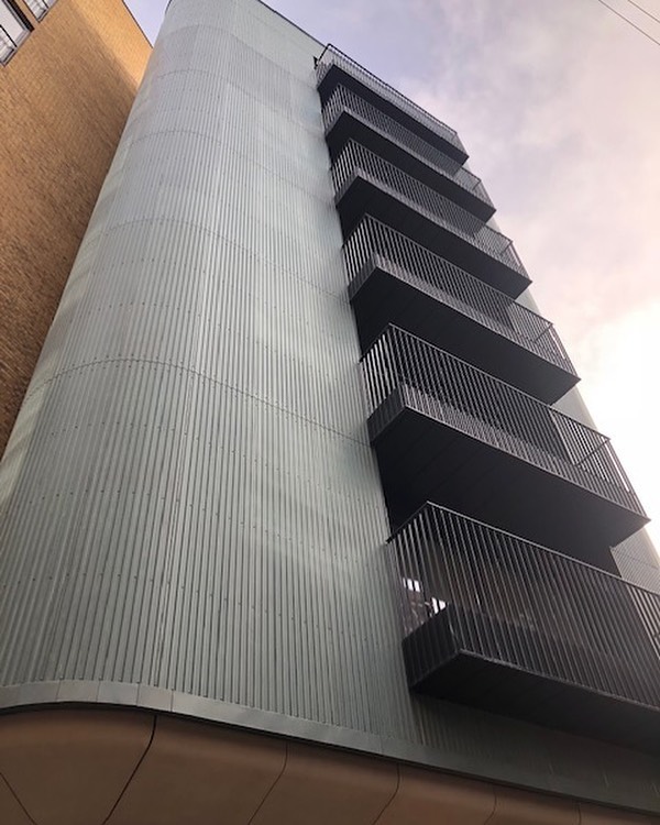 Here is a look at the very unusual trapezoidal cladding on residential project recently completed with Aurubis Nordic Green copper on the prestigious RAM Brewery project in London for Ardmore’s.
•
•
•
•
•
•
#cladding #construction #london #architecture #metal #metalwork #RAMquater #aurubis #amr