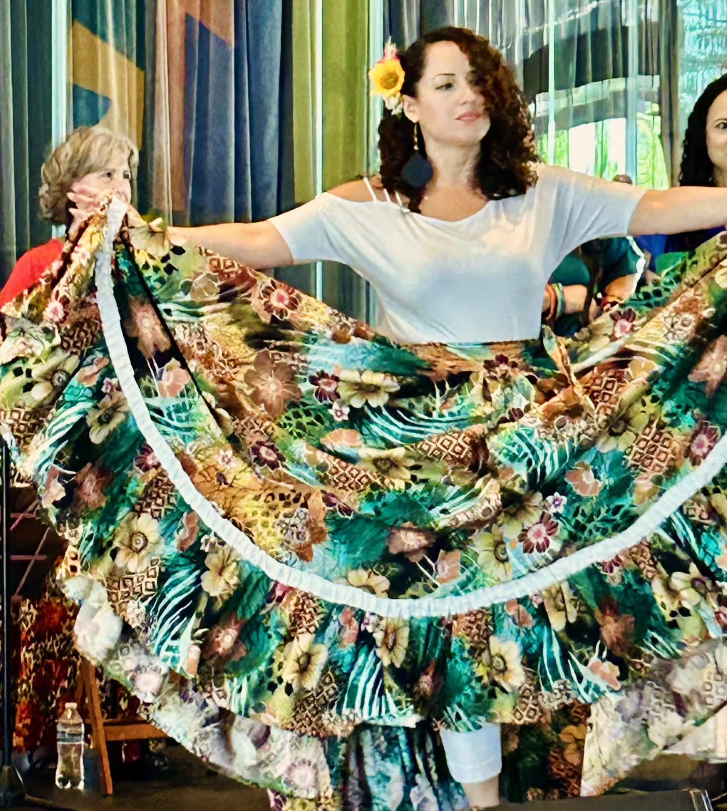 Abrir mi falda es alzar vuelo: es libertad, es raíz, es herencia, es historia... Honro a quienes vinieron antes y afirmo mi presencia en el hoy.
#resistencia #BombaPuertorriqueña #falda #BaileTradicional