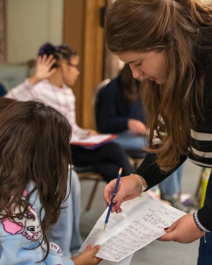 🎶 Join Newport County Youth Chorus (NCYC) – Youth Singers Wanted! 🎶
Newport County Youth Chorus is excited to welcome new singers this winter! If you love music and singing with friends, there’s a place for you in one of our choruses. Rehearsals begin 1/22—come be part of something fun and meaningful!
✨ Prep Chorus (Grades 1–3)
🗓 Thursdays, 4:00–5:00 pm
📍 Calvary United Methodist Church
200 Turner Road, Middletown
✨ Pre-Teen Chorus (Grades 4–6)
🗓 Thursdays, 5:15–6:15 pm
📍 Calvary United Methodist Church
200 Turner Road, Middletown
✨ NCYC at Pell Elementary
🗓 Mondays, 3:30–4:45 pm
📍 Pell Elementary
35 Dexter St, Newport
🎵 Sing, learn, build confidence, and make new friends!
📝 Register at NewportSings.org
👉 Youth are encouraged to join—come sing with NCYC!