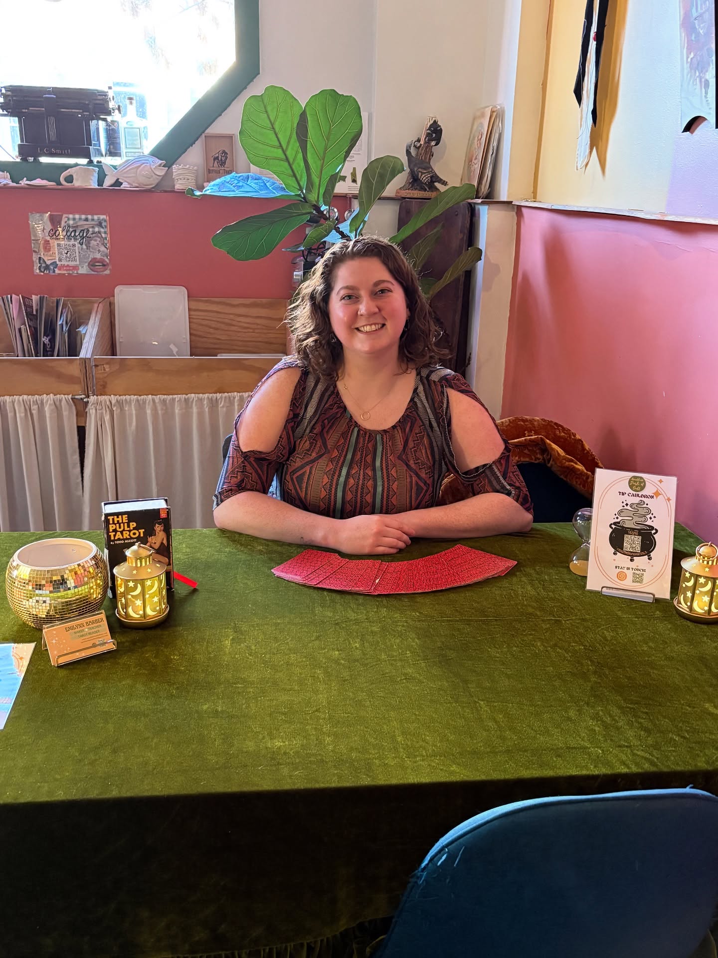 All set up @meanderartbar 🎨🖌️ Come by until 8 pm for a tarot reading! 🔮
#baltimoreevents #baltimoretarot #baltimoretarotreader #baltimorebar