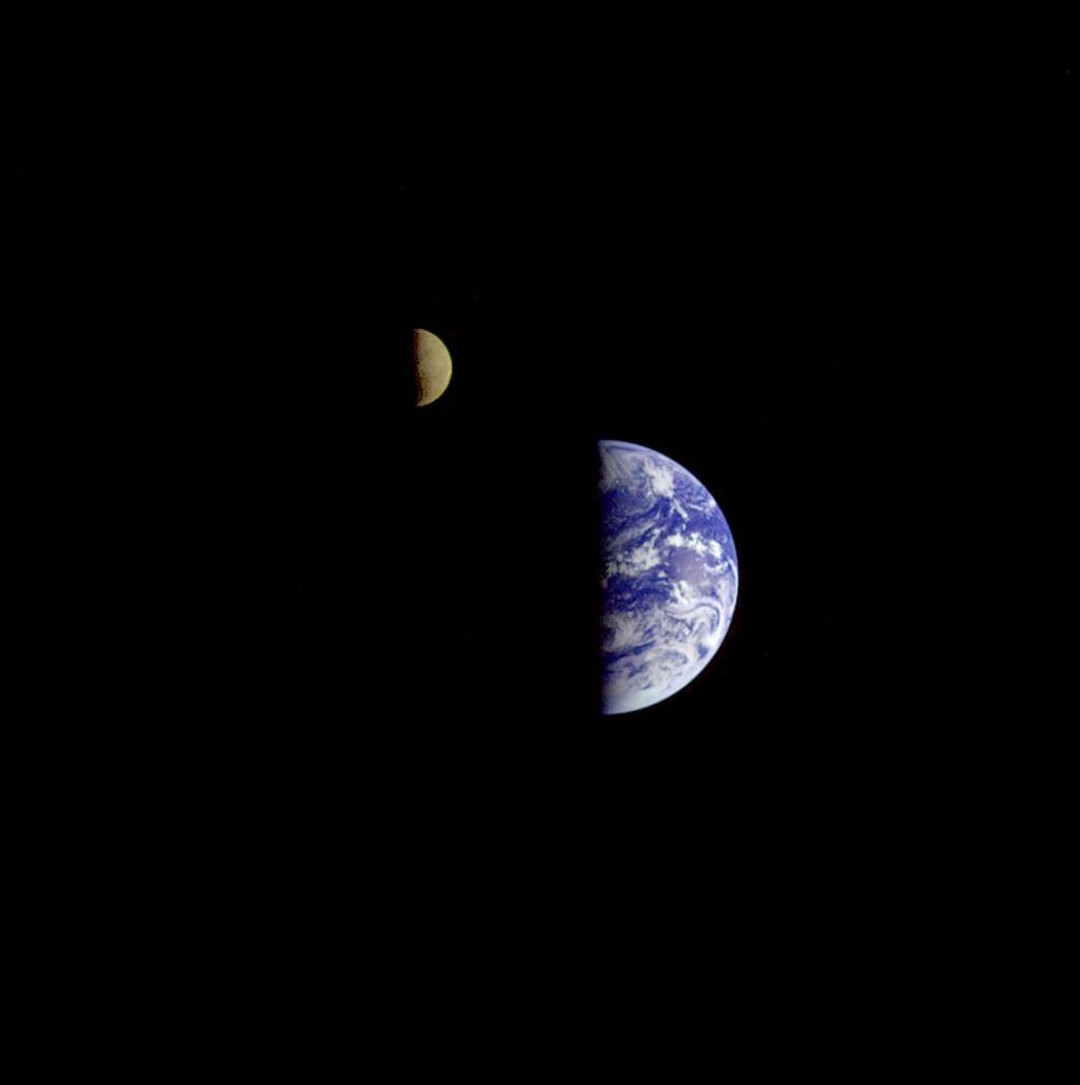 It's #MOONday, il tuo lunedì dedicato alle lune del sistema solare in compagnia di #ORBITA !
Lo sapevi che la Luna è eccezionalmente grande rispetto al pianeta attorno a cui orbita?
Nel sistema solare, solo Caronte nel confronto conPlutone ha dimensioni proporzionalmente maggiori. Satelliti di dimensioni confrontabili con quelle della Luna orbitano attorno ai giganti Giove e Saturno, mentre i pianeti più affini alla Terra o non hanno satelliti, come Venere e Mercurio, o ne hanno di minuscoli come Marte.
In questa foto scattata il 16 Dicembre del 1992 dalla sonda Galileo ad una distanza di 6.2 milioni di chilometri, possiamo osservare la Terra e la Luna viste dallo spazio.
Image credits: @nasa ·
·
·
·
#moon #earth #space #astronomy #astronomyfacts #monday
