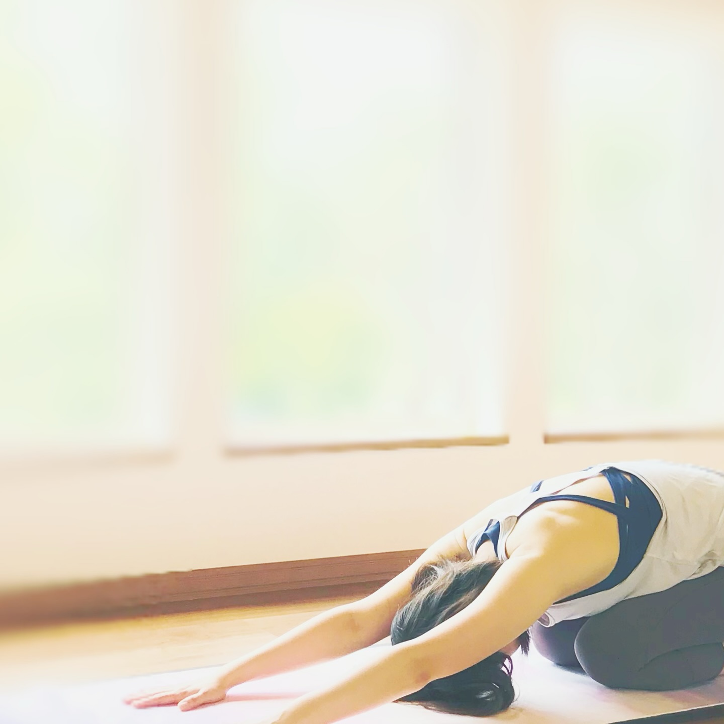 おかげさまをもちまして、私どものヨガインストラクターの怪我も回復し、冬シーズンからセッションを再開させていただくこととしました。これまでご体験いただけなかったお客様には大変ご迷惑をおかけいたしました。冬期間は有料の40分コース、夏期間は無料10分コースとしてお楽しみいただけます。どうぞ、素晴らしい景色の中でのヨガをお楽しみいただければと存じます。
We are thankful that our yoga instructor has recovered and is now ready to resume class! Our new 40-minute Recovery Yoga is designed specially for winter ski season - focusing on soft stretches and deep relaxation. It’s the perfect way to unwind after a day on the slopes ⛷️
Available 16 January–March 2026
🧘♀️ 5:00 PM daily | ¥2,500 per person
Staying guests only · Up to 4 guests
Enquire at the front desk or email us to reserve your mat ❄️✨
#富良野 #スキー好きな人と繋がりたい #hotel #furano #yoga