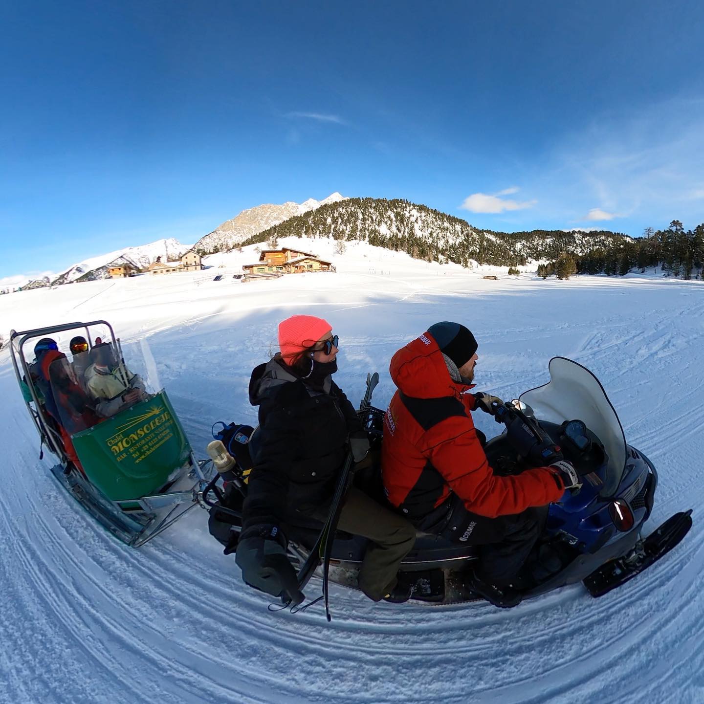 Questo weekend proveremo a ripartire, anche se in fondo non ci siamo mai fermati 🎿🛺💨
Sabato 13 e Domenica 14 Febbraio saremo aperti per PRANZO con possibilità di trasporto in motoslitta SOLO SU PRENOTAZIONE!
#winter #winterseason #claviere #mountain #alps #italianalps #skidoo #staytuned #guesswhosback #chaletmonsoleil #visitclaviere @visit_claviere @turismovialattea