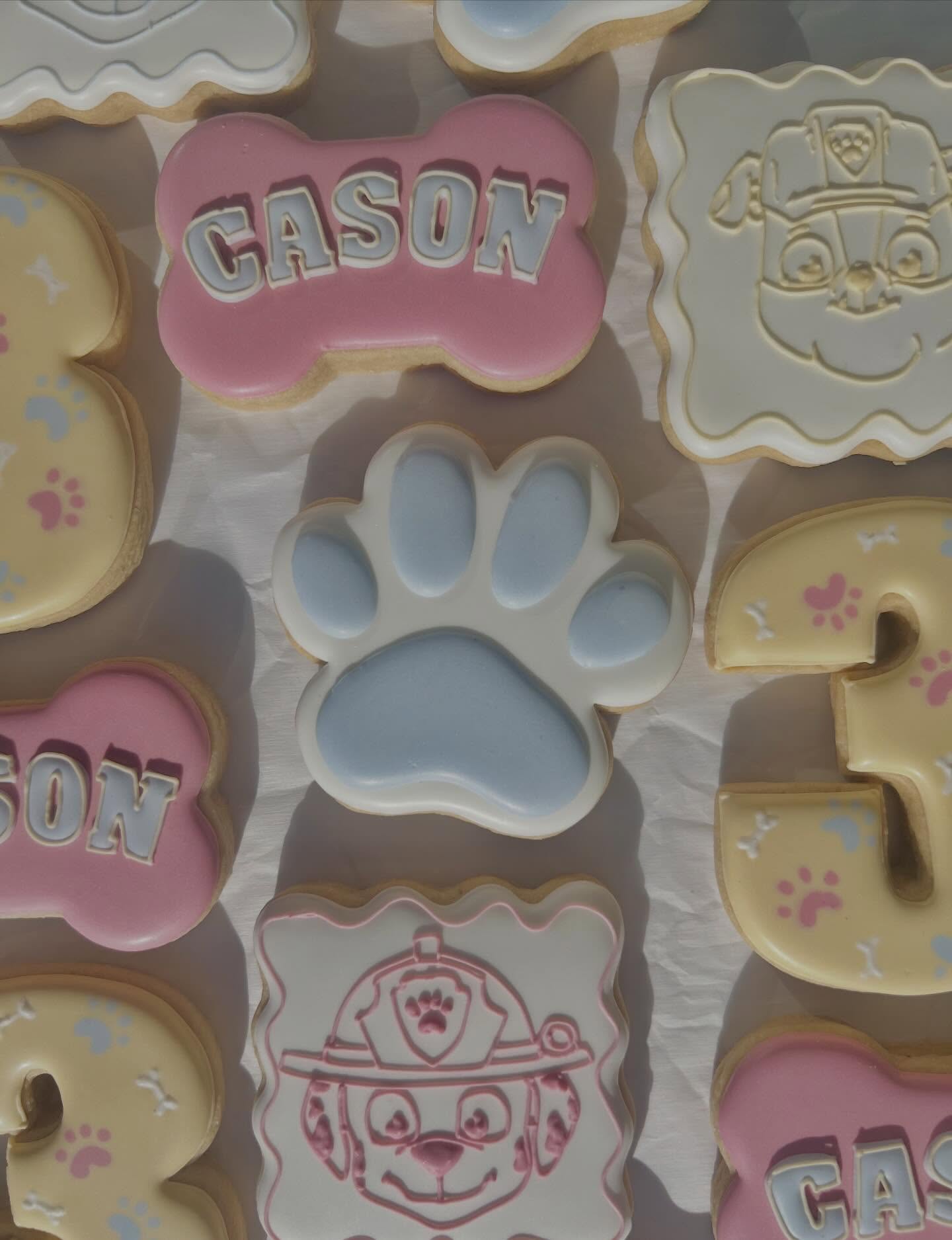 cutie little custom birthday set from early december 🤍
character sets come with a little extra pressure since you’re following a character that already exists • so every tiny detail matters!
but i love creating them when you’re open to my design style and creative liberty • just trust me to bring it all together and that you and your little will love them! :)
#dyefree #customsugarcookies #madisonwi