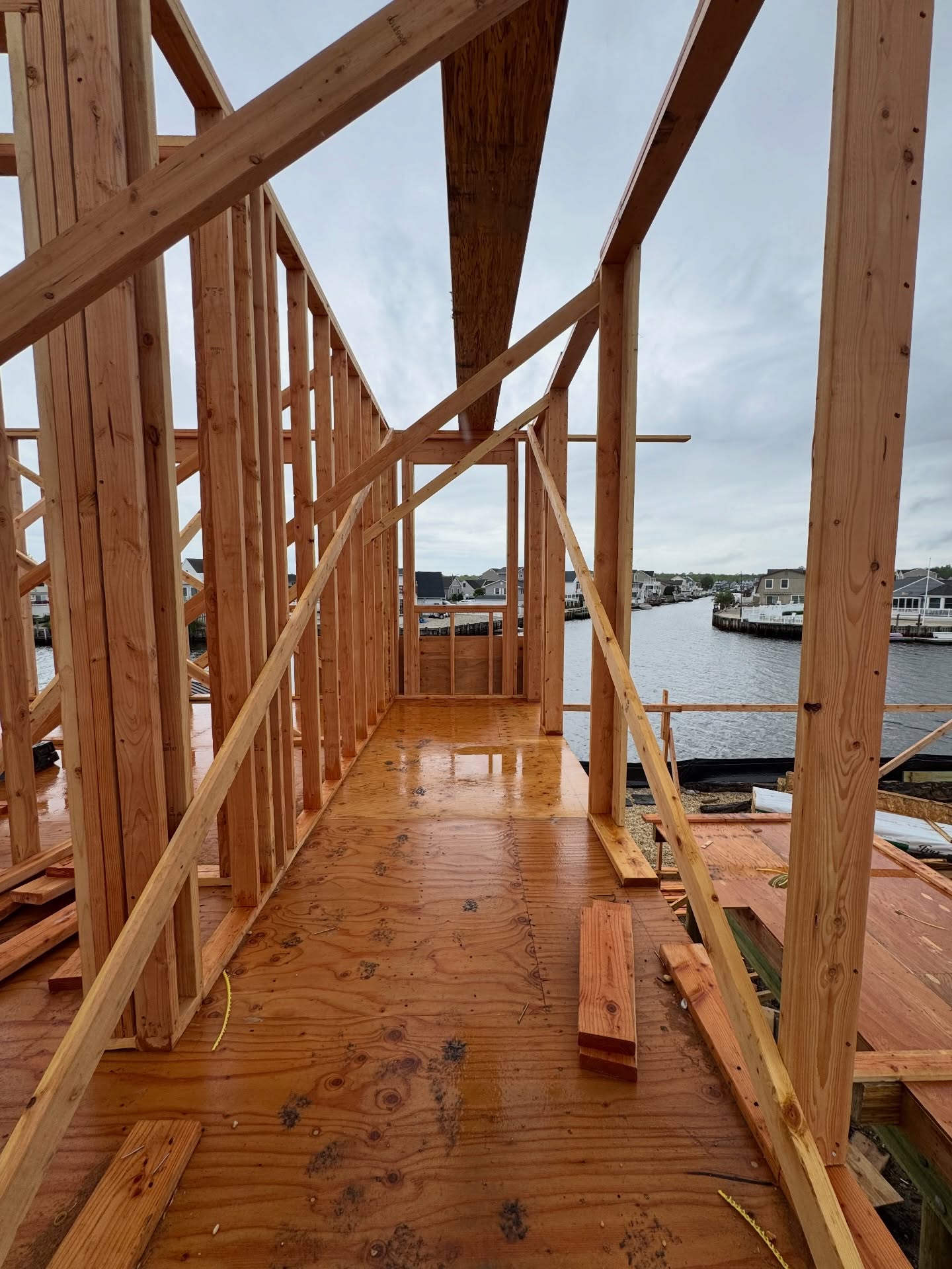 Prepping for installation day and wanted to take a minute to share a before and “sorta after”. 😉💁🏼♀️
As a designer I think about the end, from the beginning… so there’s nothing I love more than seeing the vision turn out ✨exactly✨ as anticipated.
She’s ready for a runner, some artwork… and sandy feet headed in from the beach. 😉