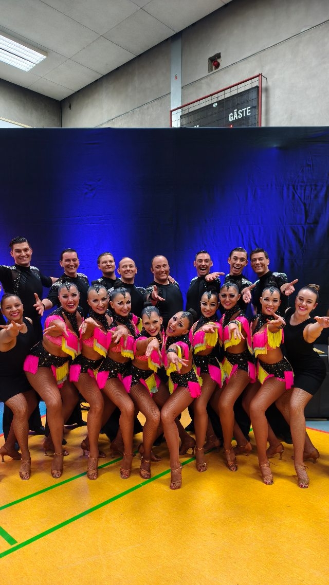 Enttäuschung abhaken - Fokus auf Altenburg🎯🔜
Am Samstag bestritt unser B-Team das 1. Turnier in Weinheim. Platz 8 von 9 ist definitiv nicht das, wofür wir in den letzten Wochen so hart trainiert haben und was wir uns für den Start erhofft hatten.
Das Ergebnis tut weh, aber wir stecken den Kopf nicht in den Sand. Wir wissen, dass mehr in uns steckt, und genau das wollen wir nächste Woche in Altenburg beweisen.
Die Enttäuschung nehmen wir als Ansporn für die kommende Trainingswoche 💪🔥
#bietigheim #lateinformation #heartandsoul #2bundesliga #dance