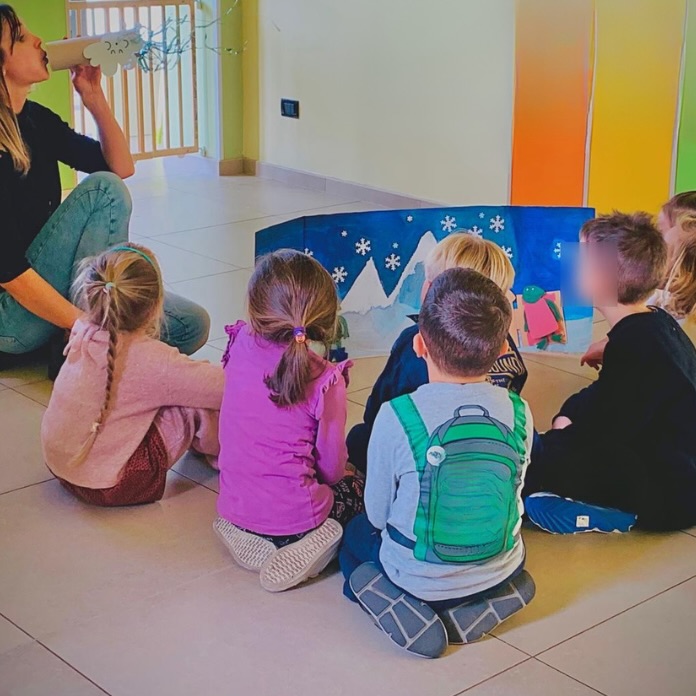 🇮🇹 In età prescolare i bambini sono particolarmente ricettivi all’apprendimento della lingua straniera.
Lo storytelling glottodidattico è uno dei modi per veicolare la lingua straniera, ma per rendere l’input linguistico comprensibile, bisogna lavorare strategicamente, fornendo al bambino gli strumenti per capire e stare attento durante la storia!
Per rendere la storia accessibile e mantenere alta l’attenzione, è fondamentale lavorare in modo strategico su più livelli:
Preparare il terreno, sostenere la comprensione durante la storia, coinvolgere attivamente il bambino e consolidare dopo la lettura. Tutto questo, rende la storia più accessibile rendendo la narrazione un’esperienza multisensoriale emotiva e significativa.
Fai scoprire tutto questo al tuo bimbo/a nei corsi in presenza!
Scrivi ‘corsi’ per saperne di piu’ ✍️
🇬🇧In preschool age, children are particularly receptive to learning a foreign language.
Glottodidactic storytelling is one of the ways to convey a foreign language, but in order to make linguistic input comprehensible it is necessary to work strategically, providing children with the tools they need to understand and stay attentive during the story.
To make the story accessible and keep attention high, it is essential to work strategically on several levels:
preparing the ground, supporting comprehension during the story, actively involving the child, and consolidating learning after the reading. All of this makes the story more accessible, turning storytelling into a multisensory, emotional, and meaningful experience.
#storytelling #teachingyounglearners #circletime #winterstories #englishiseasyforchildren