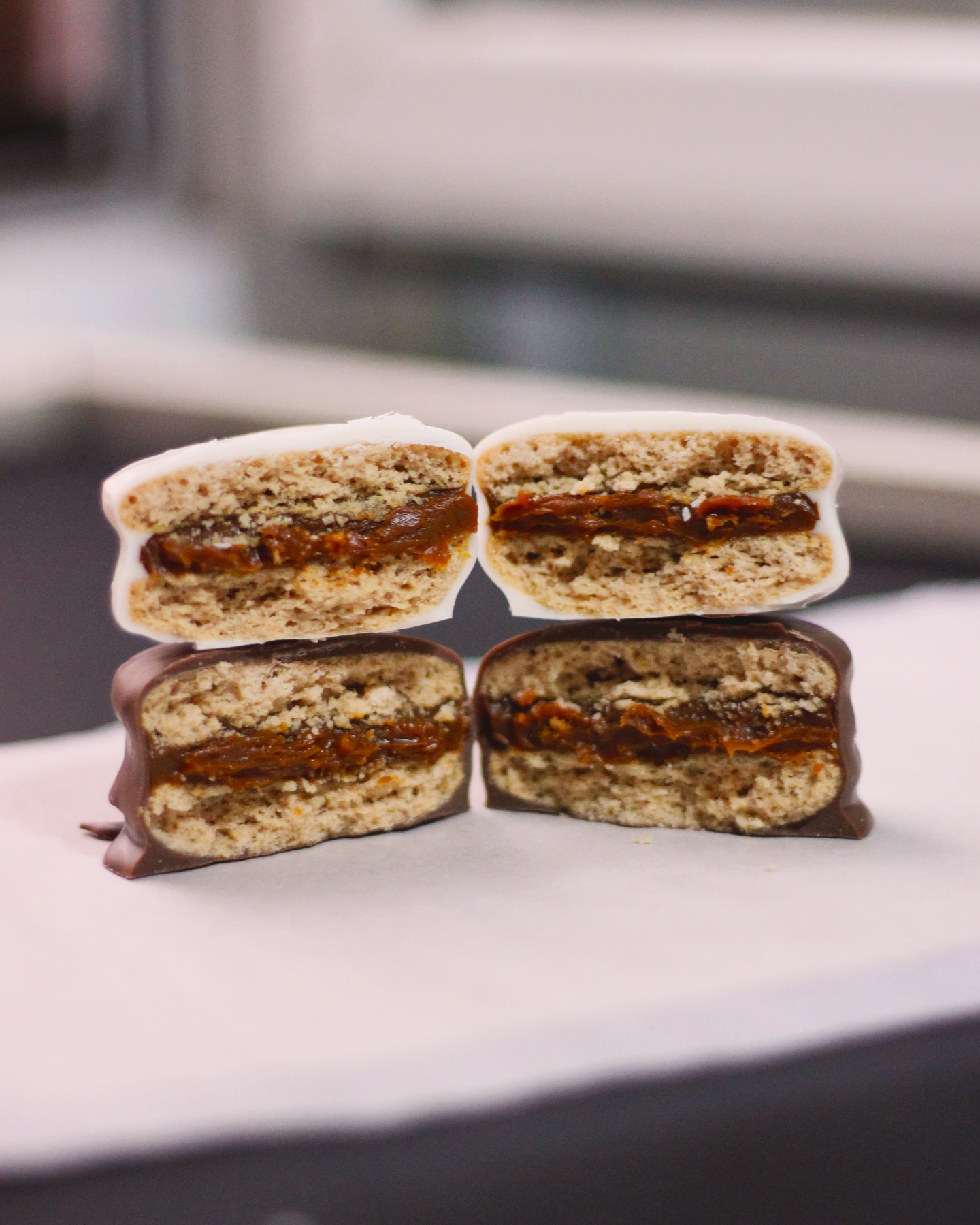 ✨ Hoy llega una nueva obsesión a Dulce Regina: alfajores. Sí, has leído bien. 😏
Tres formas de caer rendido… pero con algo en común:
dulce de leche por dentro (del bueno, del que engancha) 🤎
🍫 Bañado en chocolate con leche
🤍 Bañado en chocolate blanco
🥥 Clásico, con los bordes en coco rallado
Perfectos para regalar, para merendar… o para desaparecerlos en silencio.
Y atentos, porque esto acaba de empezar: pronto iremos sacando más variedades 👀🍪
¿Con cuál vas a estrenarte?
