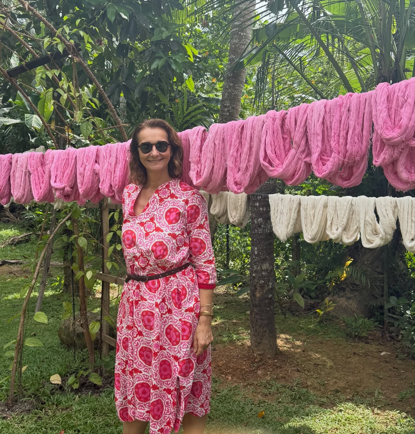 Sur le terrain, là où tout commence.
Préparer la collection 2026, c’est chercher l’émotion juste, toucher les matières, capter la lumière…
Cette année encore, de belles couleurs s’annoncent, profondes, vibrantes, solaires.
L’inspiration est partout, il suffit d’ouvrir les yeux 🩷❤️🤍
#ObjetsDesClos #Collection2026 #SurLeTerrain #Couleurs #Inspiration #SavoirFaire #Création #ArtDeVivre
@domainedescloshotel
@aussetsandrine_
@mathilde_ausset