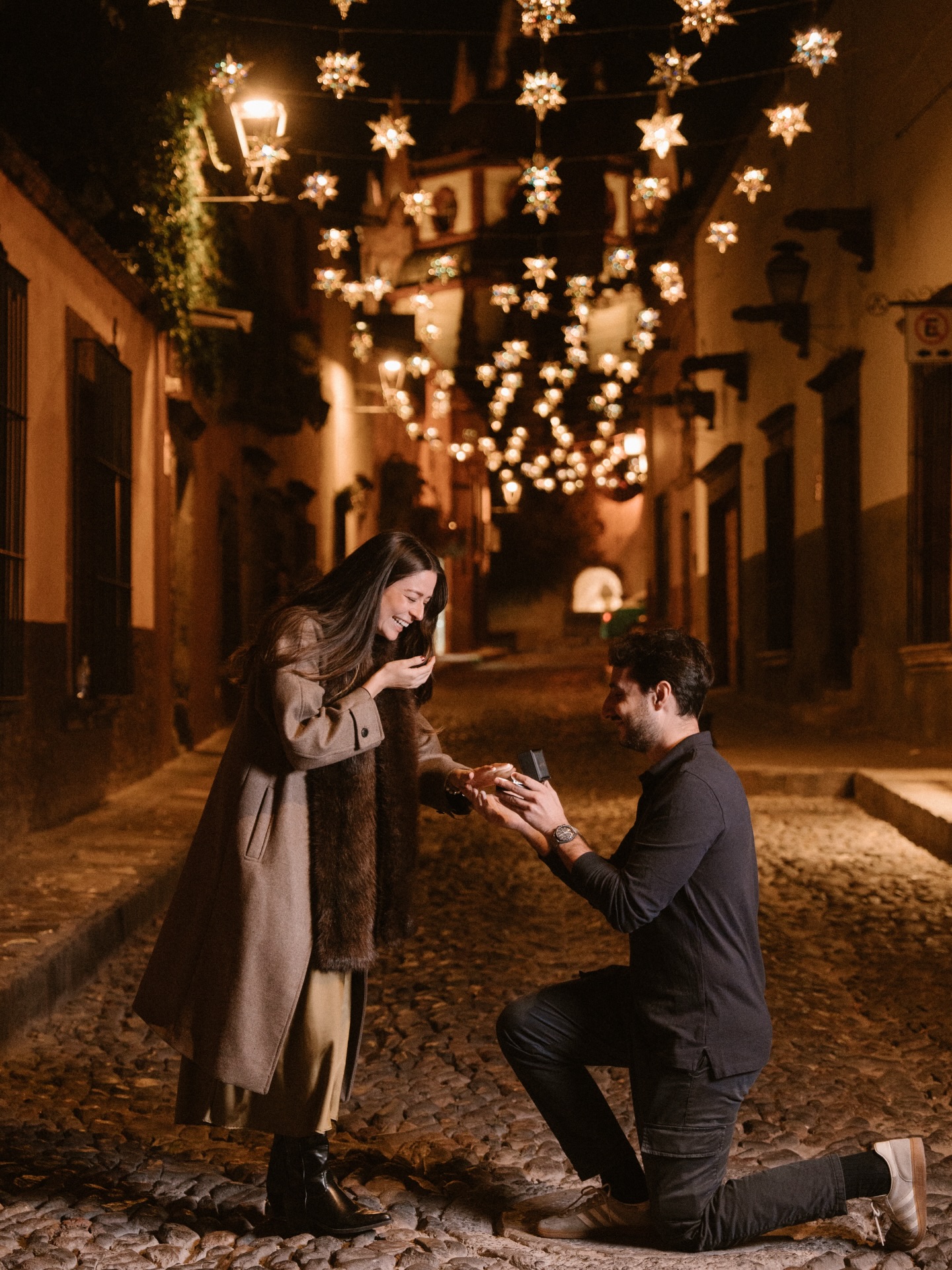 Hay momentos que no se planean para ser perfectos, simplemente lo son.
Una pregunta, una mirada que lo dice todo y un anillo que marca el inicio de una nueva historia.
San Miguel de Allende fue testigo de un “sí” que se quedará para siempre en la memoria…
Acompañar este tipo de instantes es un privilegio. Mi trabajo es capturar la emoción real, la intimidad del momento y la atmósfera única que solo lugares como San Miguel saben regalar.
Si estás planeando una entrega de anillo o una sesión especial, estaré encantado de documentarla con sensibilidad, discreción y una narrativa visual atemporal.
📍 San Miguel de Allende
#SanMiguelDeAllende
#PropuestaDeMatrimonio
#EngagementSession
#SanMiguelWeddings
#FotógrafoEnSanMiguel