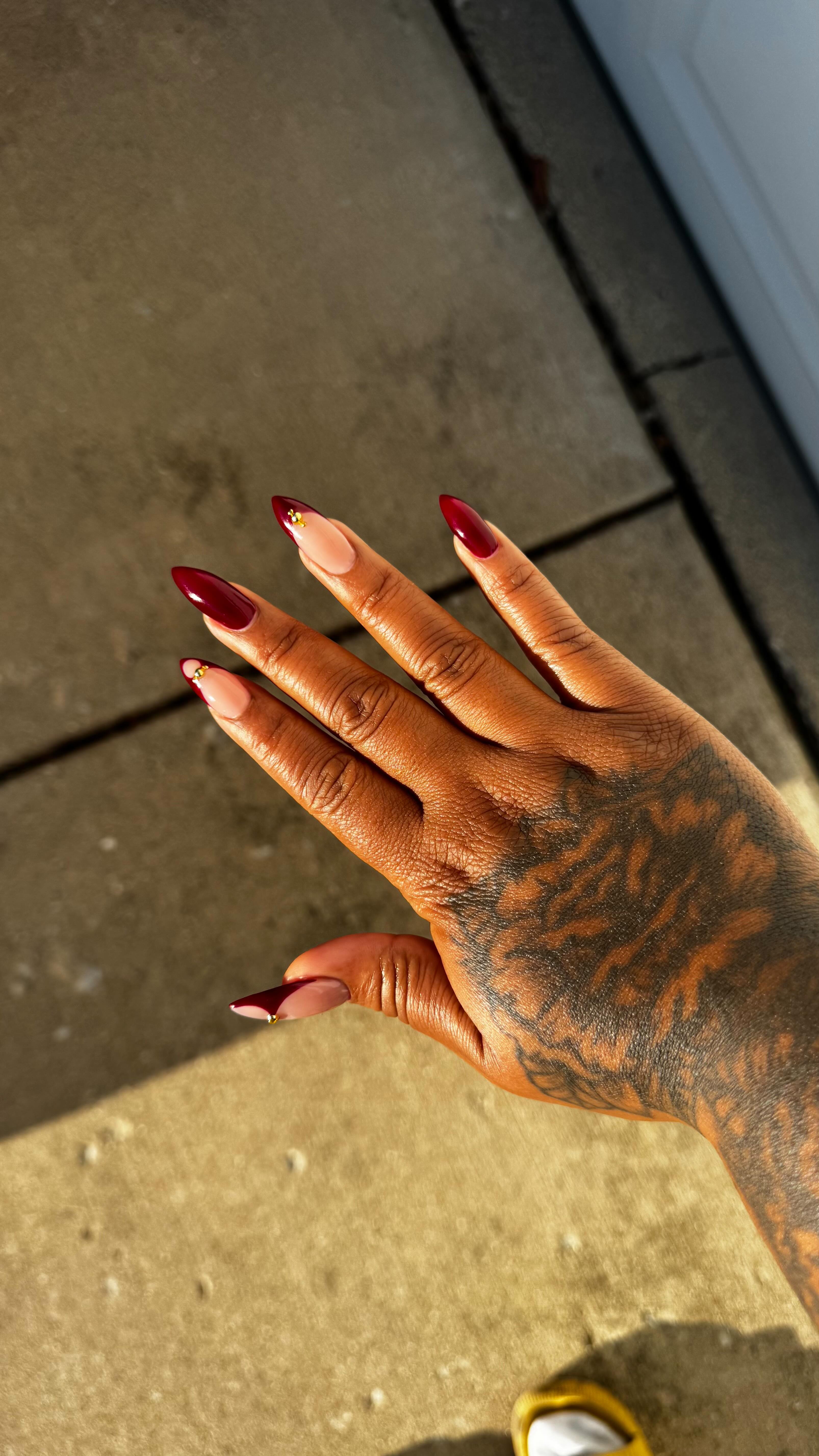 Maintenance days are some of my favorite days.
Self care, quiet moments, fresh nails, and a little reminder that I deserve this.
Black women deserve softness, always.
💅🏾: @thegigijiggles
#blackwomencreators #authenticallybee
#selfcareday #blackgirlblogger #blackgirlsoftlife