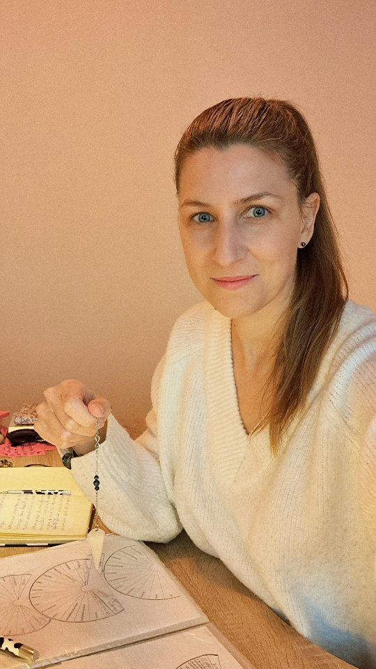 Se préparer à accompagner, ce n'est pas seulement préparer une séance. C'est aussi me préparer moi.
Me rendre disponible intérieurement, réguler mon système nerveux, clarifier mon intention, pour ne pas mélanger mon histoire à la votre.
Parce que la qualité d'une séance ne dépend pas que des méthodes que j'utilise, mais aussi de la présence que je peux offrir.
Et cette présence je la cultive, séance après séance , dans le respect, l'humilité et la conscience.
✨️
Je suis Aurélie, énergeticienne ancrée dans la réalité et subtilement connectée.
J'aide les personnes qui doutent d'elles-mêmes à se libérer de leurs blocages émotionnels pour oser à passer à l'action.
Sur ce compte, je te montre comment sortir de ton autosabotage, en douceur et avec clarté.