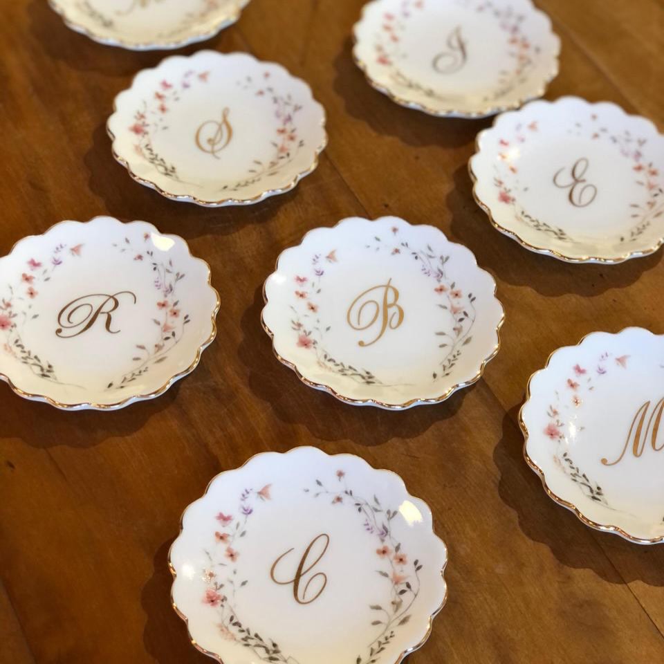 Joia do dia personalizada com identidade visual do casamento e inicial 💗✨🌸🌷💐 #porcelain #joiadodia #personalized
