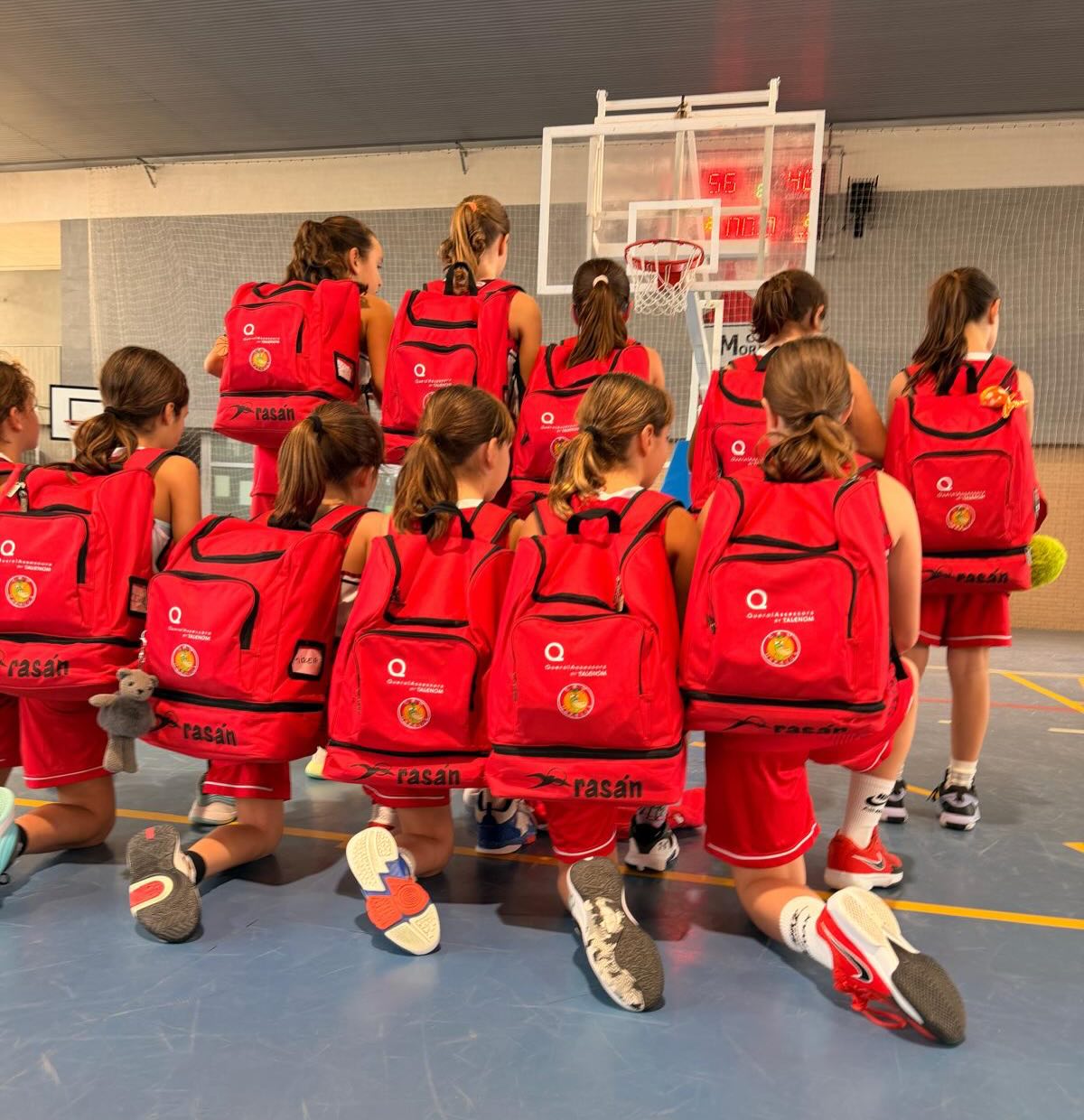 ¡Nos hace especial ilusión anunciar que esta temporada somos patrocinadores de 2 grandes clubs en nuestras comarcas!
🏀Club de Basquet Femení de Morella @cbf_morella
⚽️Club de Fútbol Sala Maestrazgo @maestrazgofs
Este año en Querol by Talenom hemos podido apoyar a estos equipos con su equipación, pero también con lo que representan: una apuesta por el deporte y por el territorio y una muestra de compromiso y esfuerzo constante.
¡Nos vemos en las pistas!👏