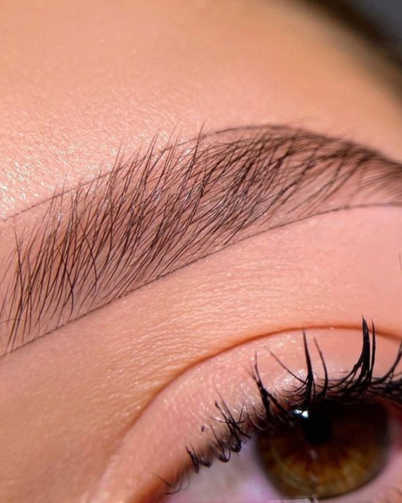 Framing your face, one brow at a time 𩷠#LavoomSalonYYC
â˘
#YYCBeauty #CalgaryBrows #CalgaryLashes #BeautySalonYYC