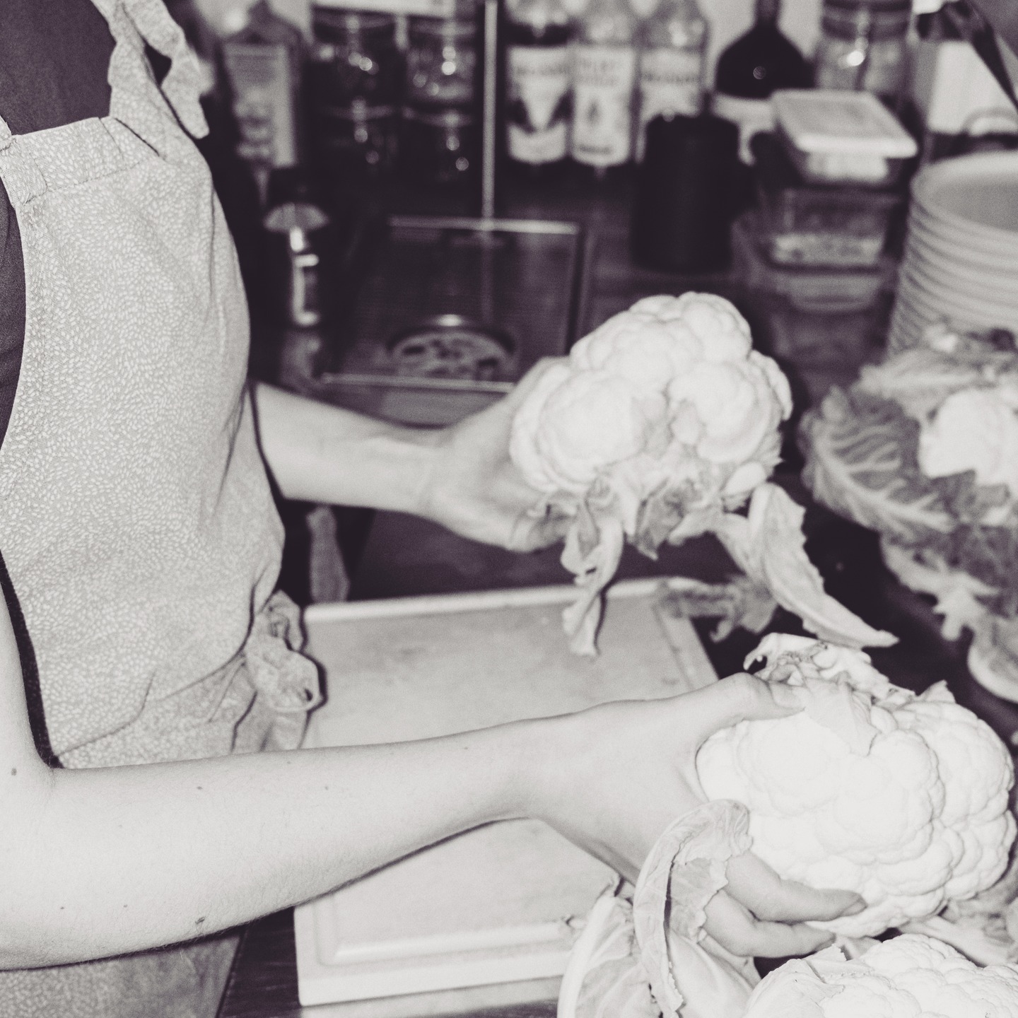 Onze thema-avonden veranderen!
Bij Proefboutique slaan we een nieuwe weg in, na een jaar lang thema-avonden rondom kaas.
Geen vaste (kaas)thema’s meer, maar… een avond 'uit de testkeuken'.
Tijdens PROEF Woensdag serveren we gerechten die (nog) niet op onze kaart staan. Gerechtjes waar we mee experimenteren, verfijnen en die we vooral graag samen met jullie willen delen!
Zie het als een kijkje achter de schermen van Proefboutique.
Deze editie o.a.: zeebaars sashimi met shiso & nuoc mam dip ✨
Elke maand een andere invulling!
En wie weet… proef jij alvast wat binnenkort vast op de kaart komt te staan!
Boek je tafeltje voor de eerste editie van PROEF Woensdag ‘uit de testkeuken’ voor woensdag 28 januari! Wij hebben er zin in!
Liefs Proefboutique