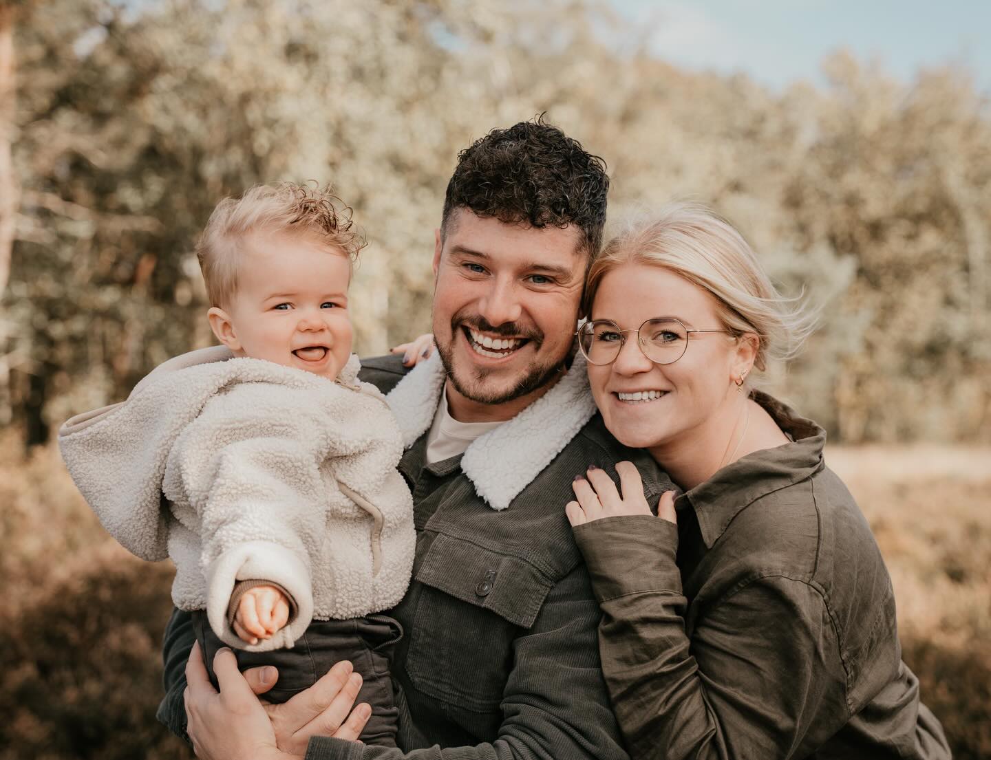 Familieflits! Of dit nou met een gezinnetje of een hele familie is. Het voorjaar begint weer aardig vol te raken… dus willen jullie een flitsend momentje inplannen? Let me know!
#allesflits #fotograafettenleur #familiefotoshoot #fotograafgezinnen #sonyfoto