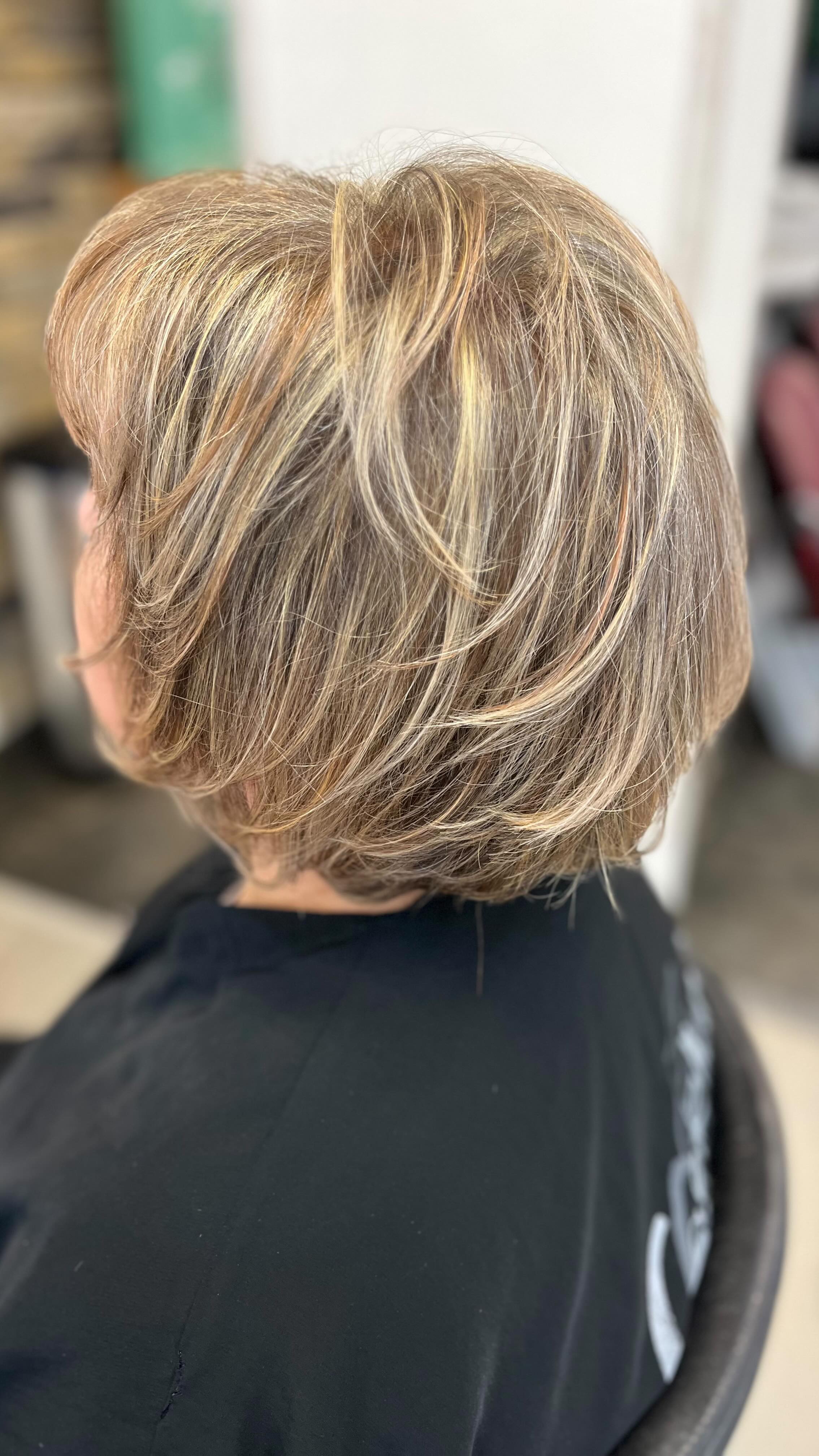 Mechas melting que fusionan distintos tonos en un medium bob, aportando volumen y movimiento a este cabello fino.
Un look natural, ligero y lleno de estilo.
#castellanoimagen #peluqueriasevilla #mechasrubias #mediumbob #hairinspo