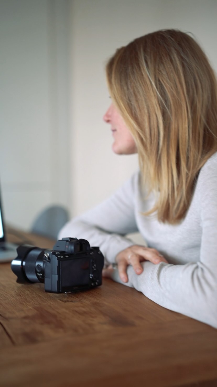 Spelen en ontdekken is leren. Tijdens de training over video die ik @kellyborkusjansen mocht geven, werd dat me weer zo duidelijk!
Ja technische kennis heb je nodig om te kunnen starten, maar wat nóg belangrijker is? Is durven DOEN!
Spelen met het licht, composities, instellingen en beweging. Zien wat het doet. Ontdekken wat je mooi vindt.
Creativiteit stroomt als je begint, durft, doorzet en je niet laat tegenhouden door ‘eventuele fouten’.
Tijdens mijn trainingen krijg je daarom altijd een combi; technische kennis én de ruimte om alles direct in de praktijk te brengen.
Love it! 🔥
(Deze beelden zijn geschoten door Kelly tijdens haar 1:1 video training bij mij. Deze - veel te snelle 😉 - edit is van mij)