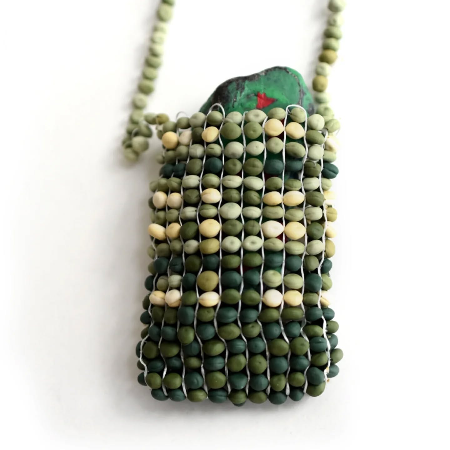 Talismann (2024)
Porzellan und Nylon
Ursprünglich für eine Wettbewerbsausschreibung desselben Titels entstanden, ist die Arbeit am Ende leider gar nicht erst ausgewählt wurden.
Seitdem begleitet sie mich als Hort für die kleinen Besonderheiten des Alltags, als gewebte Erinnerung an Rituale früherer Zeiten und Mahnung an den Zufall, der oft genug über das kleine und große Glück entscheidet.
Das neue Jahr ist noch ganz jung und ich wünsche uns allen Erfüllung der ganz persönlichen Wünsche und hoffe, dass die Welt als großes wieder aus dem Trudeln heraus kommt.
#porzellankunst #talisman #zeitgenössischesporzellan #contemporaryporcelain #contemporaryjewellery